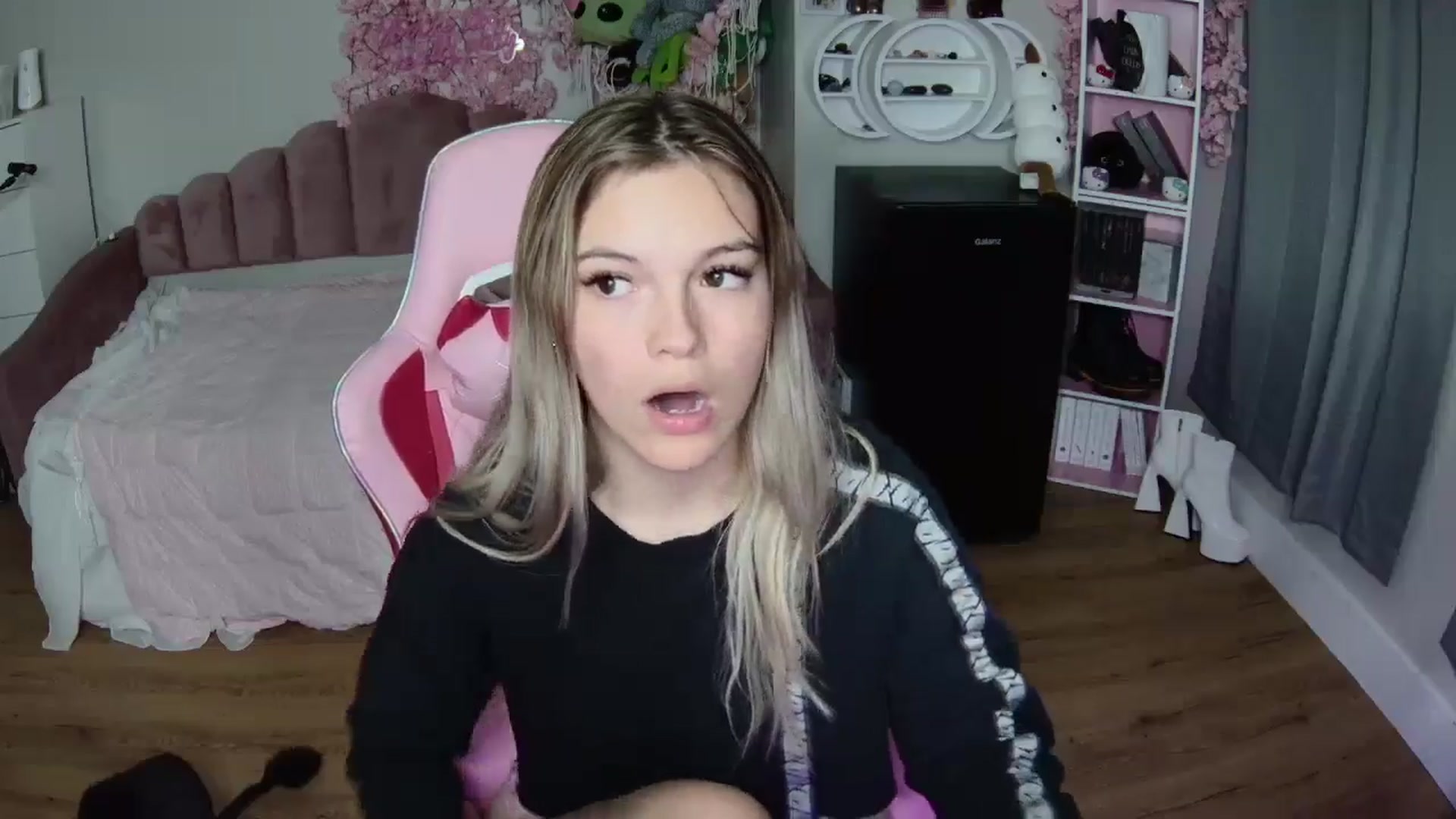 Gallery image thumbnail from Sarahsweets18's myfreecams stream on, 07/17/2024, 03:09 image 6 of 20