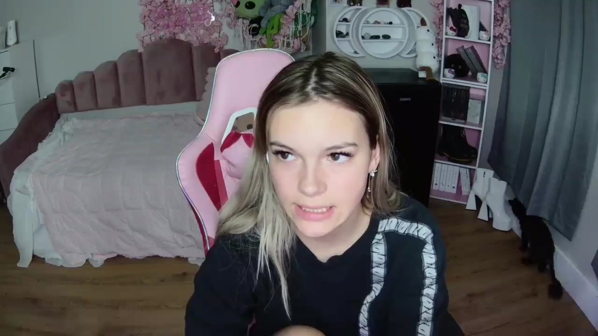 Gallery image thumbnail from Sarahsweets18's myfreecams stream on, 07/17/2024, 03:09 image 12 of 20