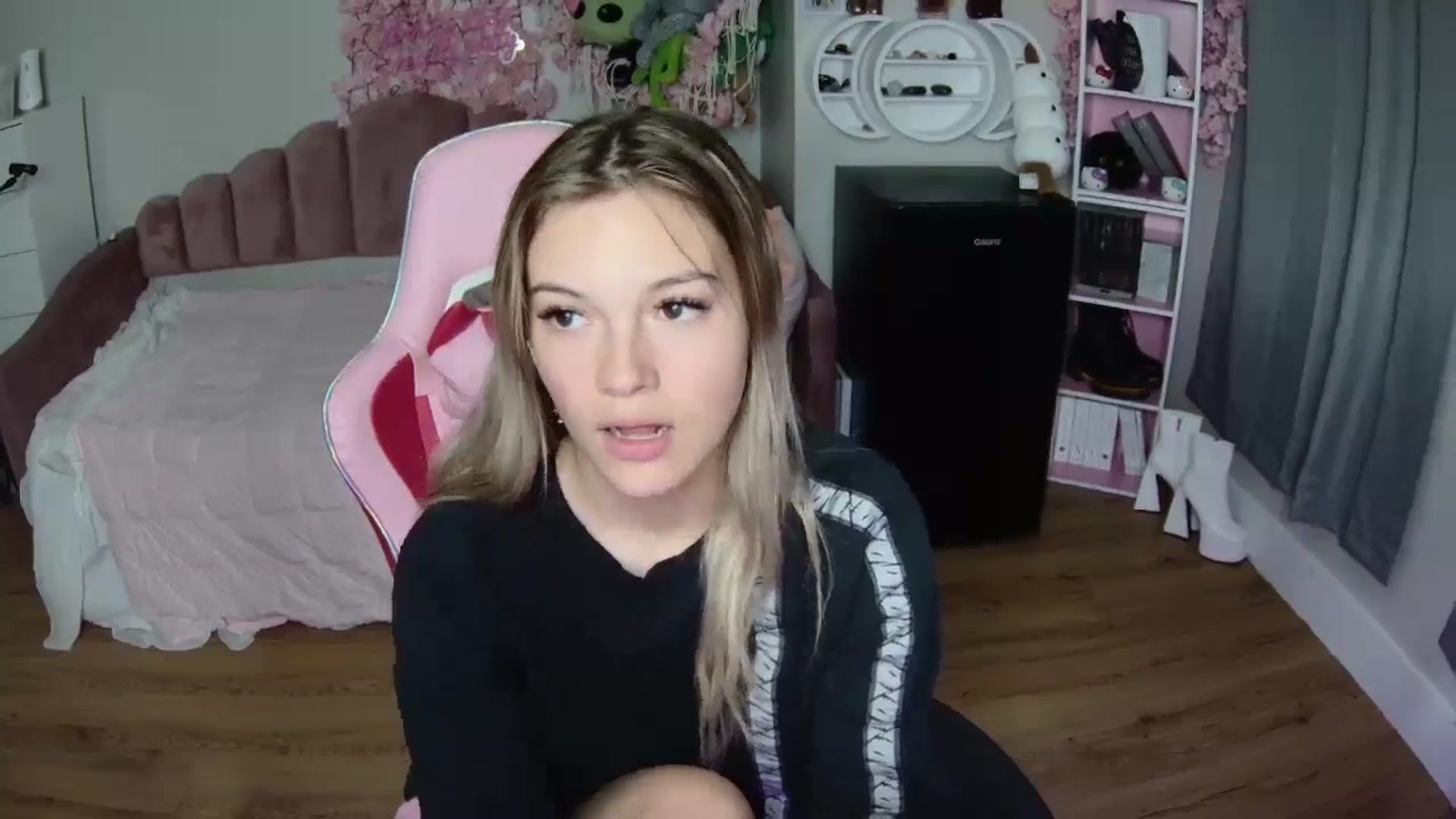 Gallery image thumbnail from Sarahsweets18's myfreecams stream on, 07/17/2024, 03:09 image 5 of 20