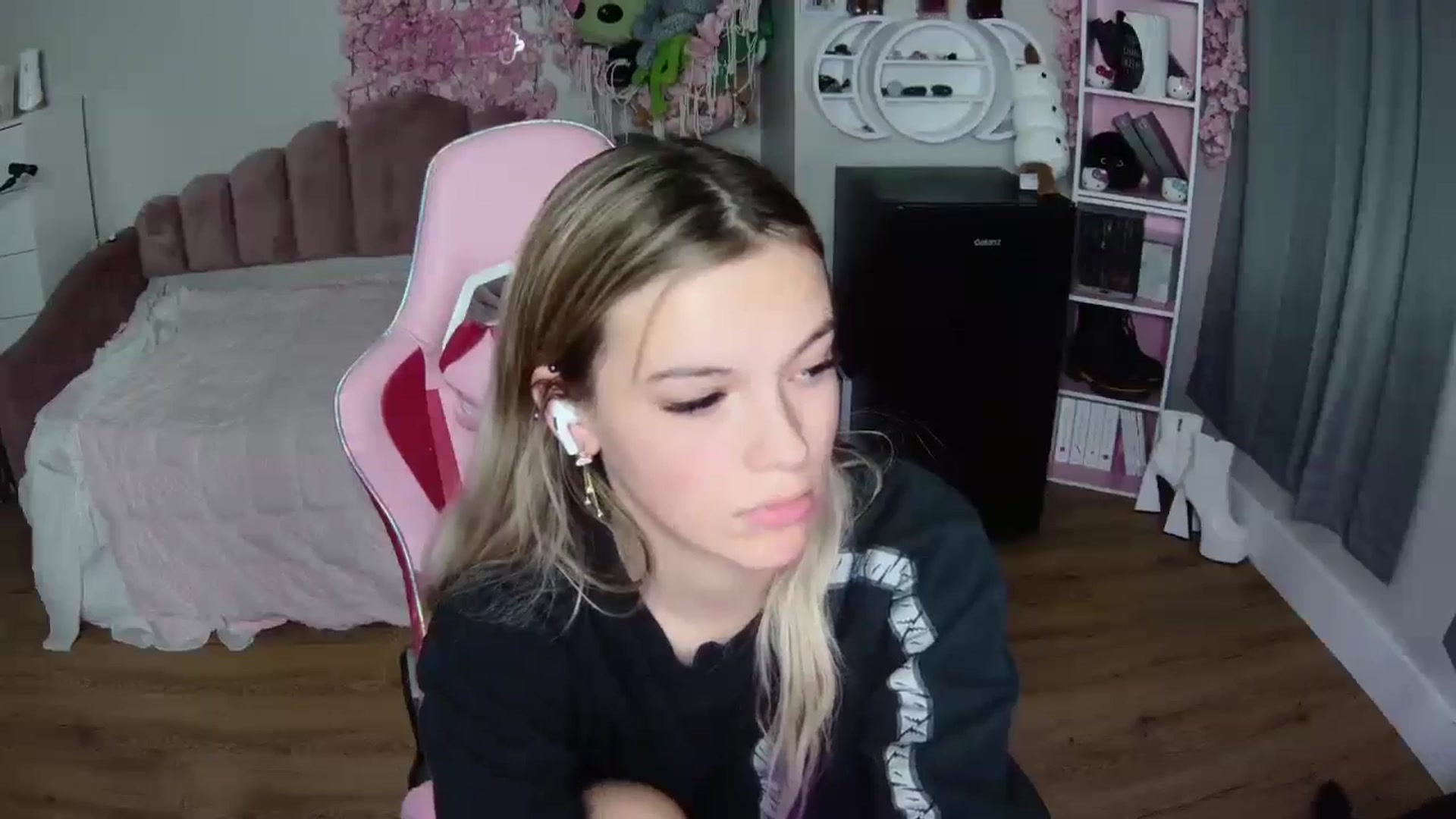 Gallery image thumbnail from Sarahsweets18's myfreecams stream on, 07/17/2024, 03:09 image 9 of 20