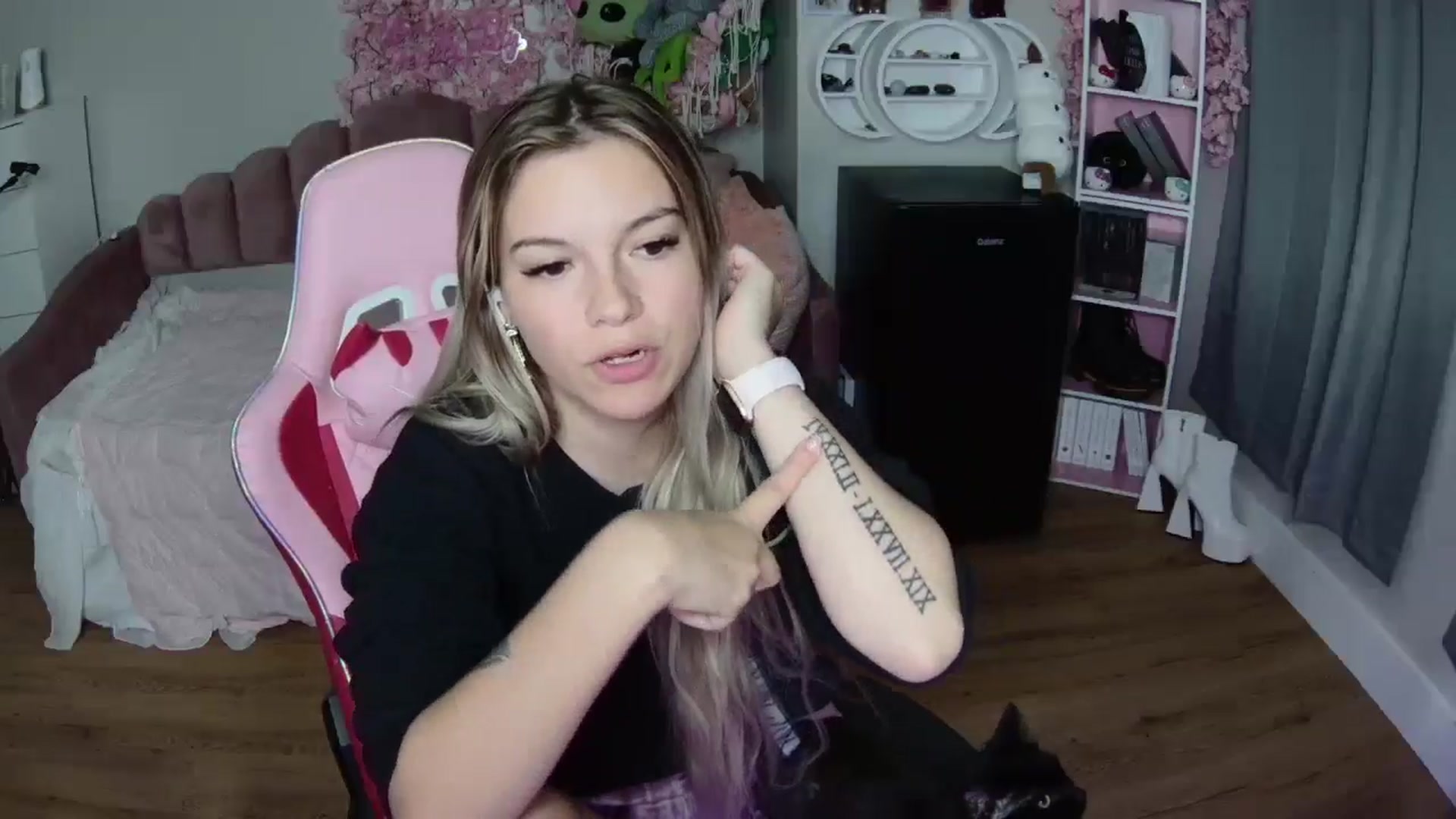 Gallery image thumbnail from Sarahsweets18's myfreecams stream on, 07/17/2024, 03:09 image 2 of 20