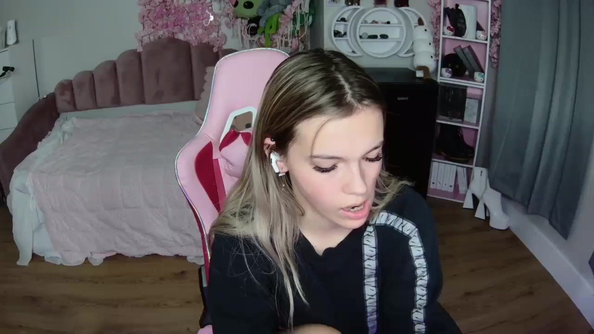 Gallery image thumbnail from Sarahsweets18's myfreecams stream on, 07/17/2024, 03:09 image 13 of 20