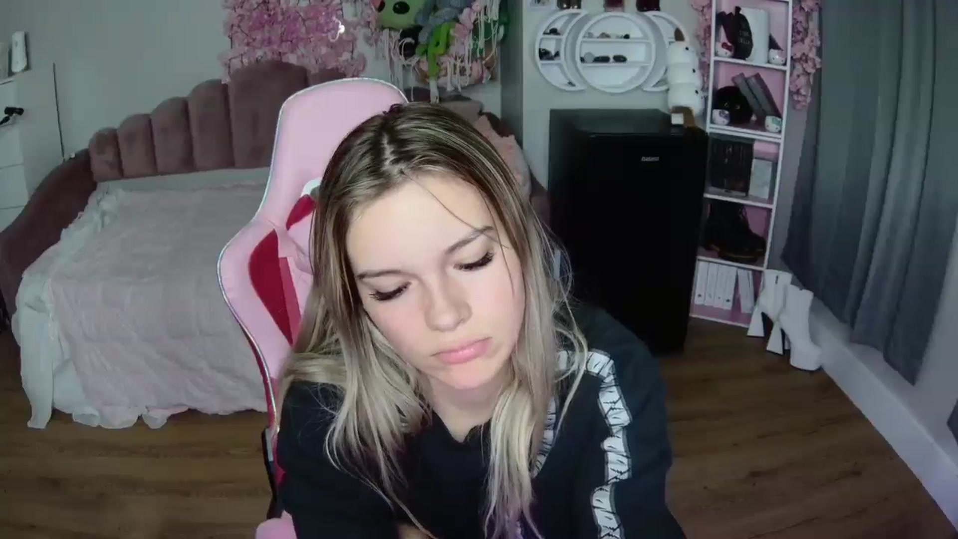 Gallery image thumbnail from Sarahsweets18's myfreecams stream on, 07/17/2024, 03:09 image 7 of 20