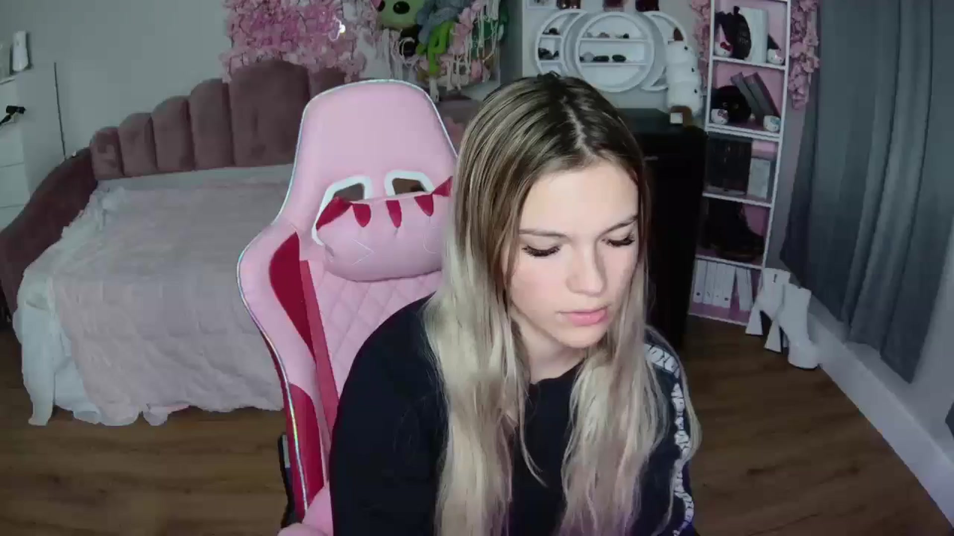 Gallery image thumbnail from Sarahsweets18's myfreecams stream on, 07/17/2024, 03:09 image 1 of 20