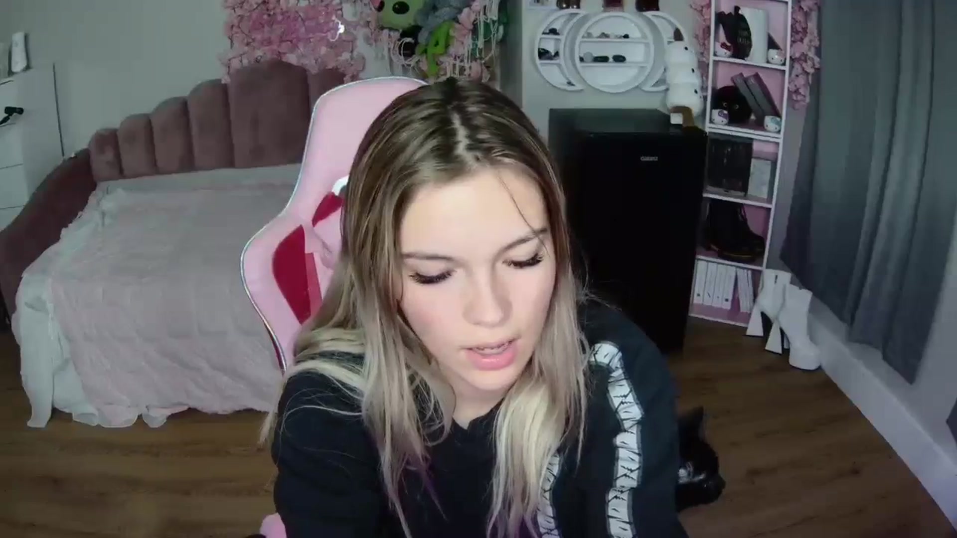 Gallery image thumbnail from Sarahsweets18's myfreecams stream on, 07/17/2024, 03:09 image 8 of 20