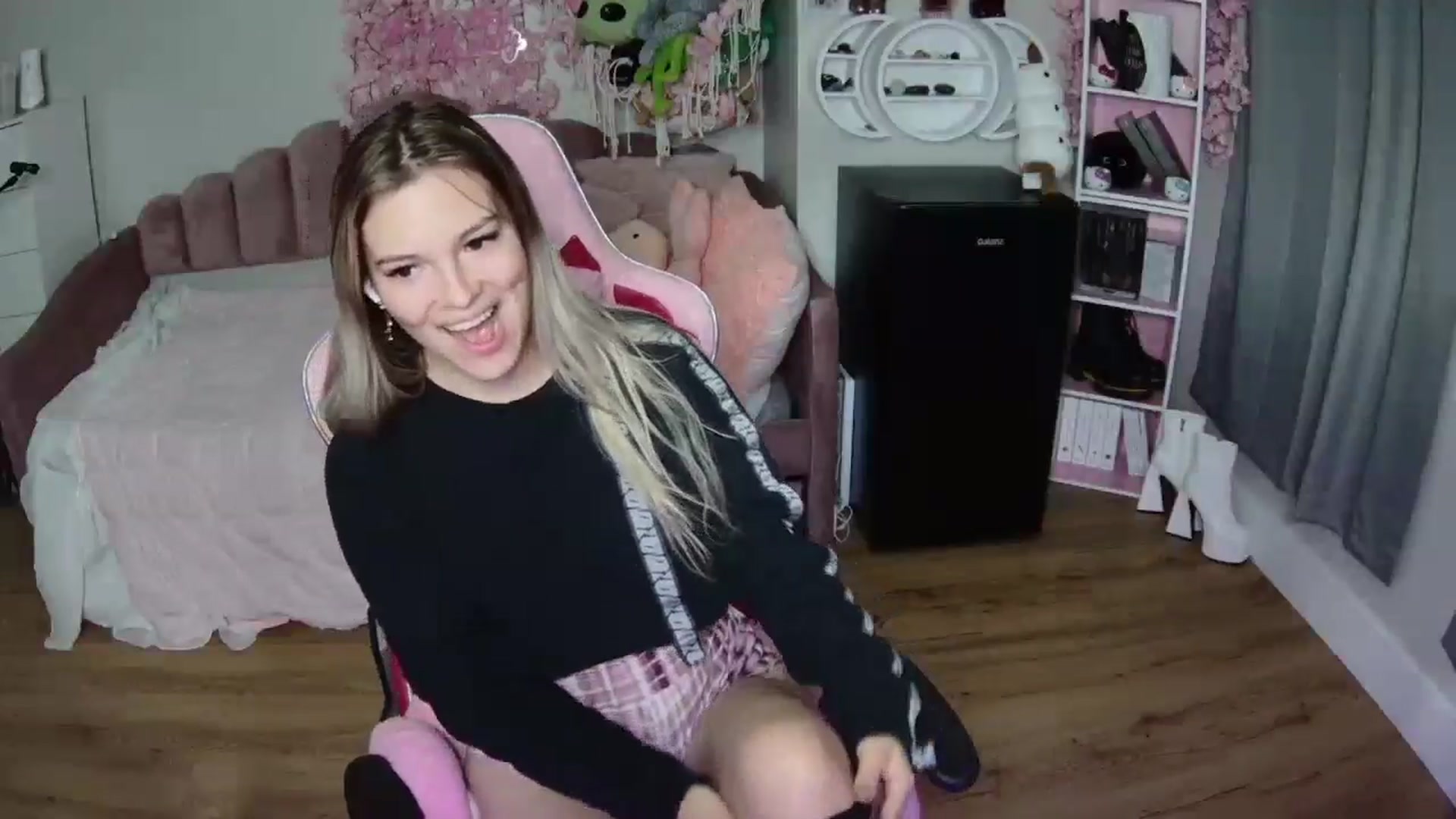 Gallery image thumbnail from Sarahsweets18's myfreecams stream on, 07/17/2024, 03:09 image 4 of 20