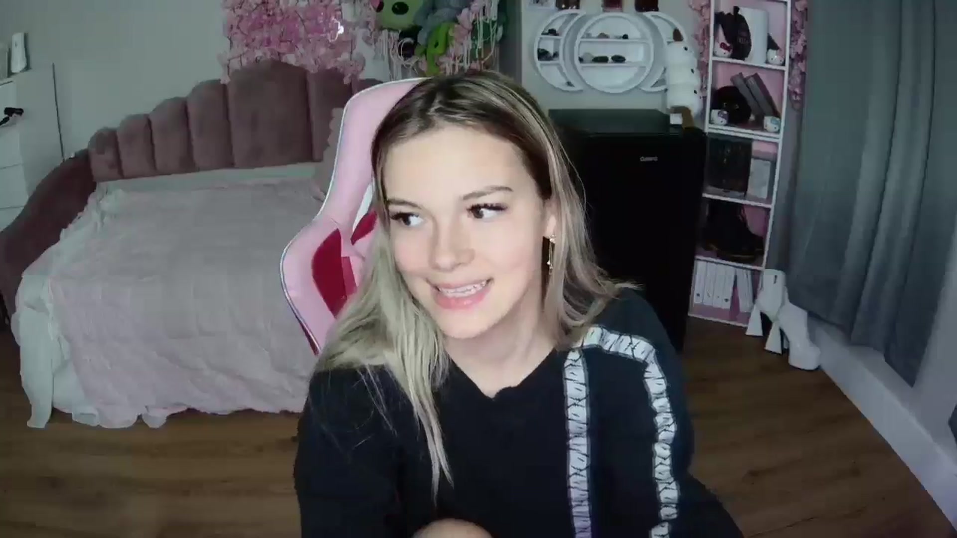 Gallery image thumbnail from Sarahsweets18's myfreecams stream on, 07/17/2024, 03:09 image 14 of 20