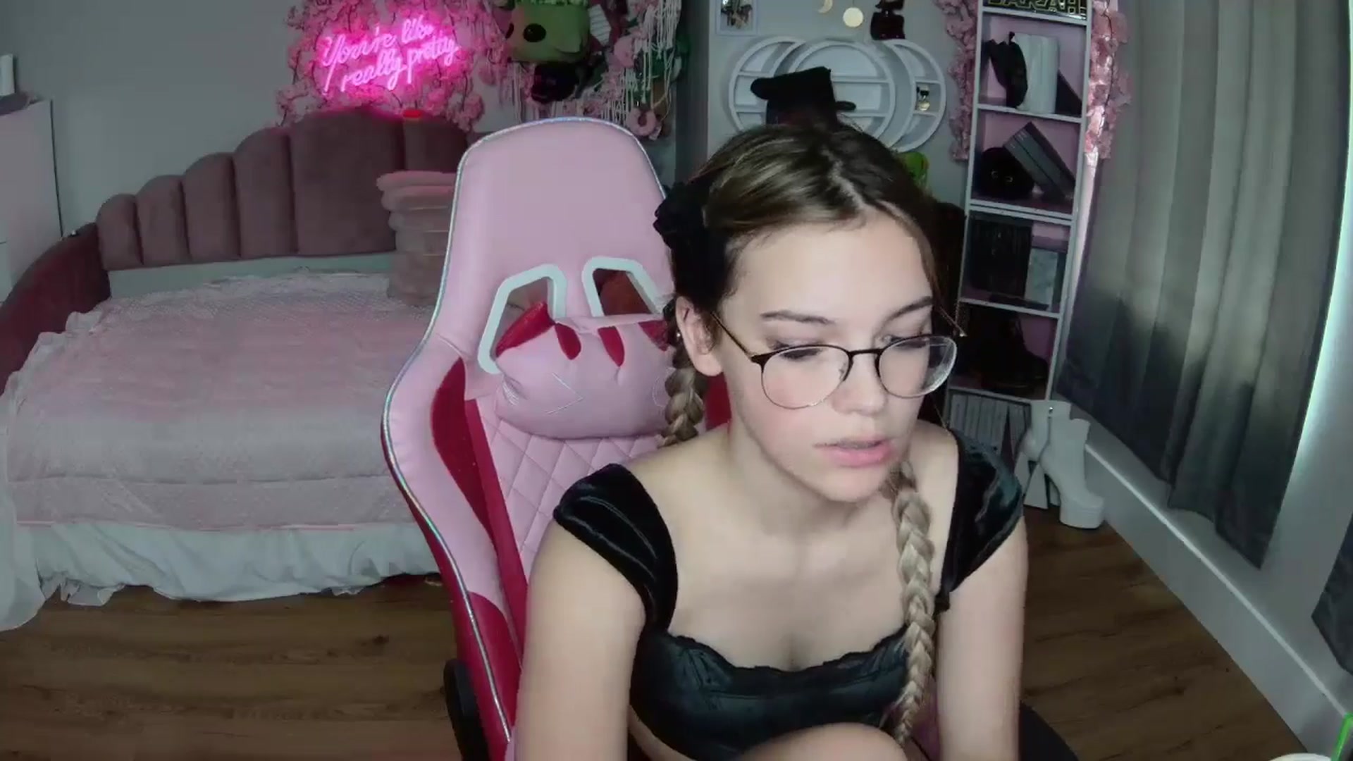 Gallery image thumbnail from Sarahsweets18's myfreecams stream on, 07/24/2024, 17:37 image 4 of 20