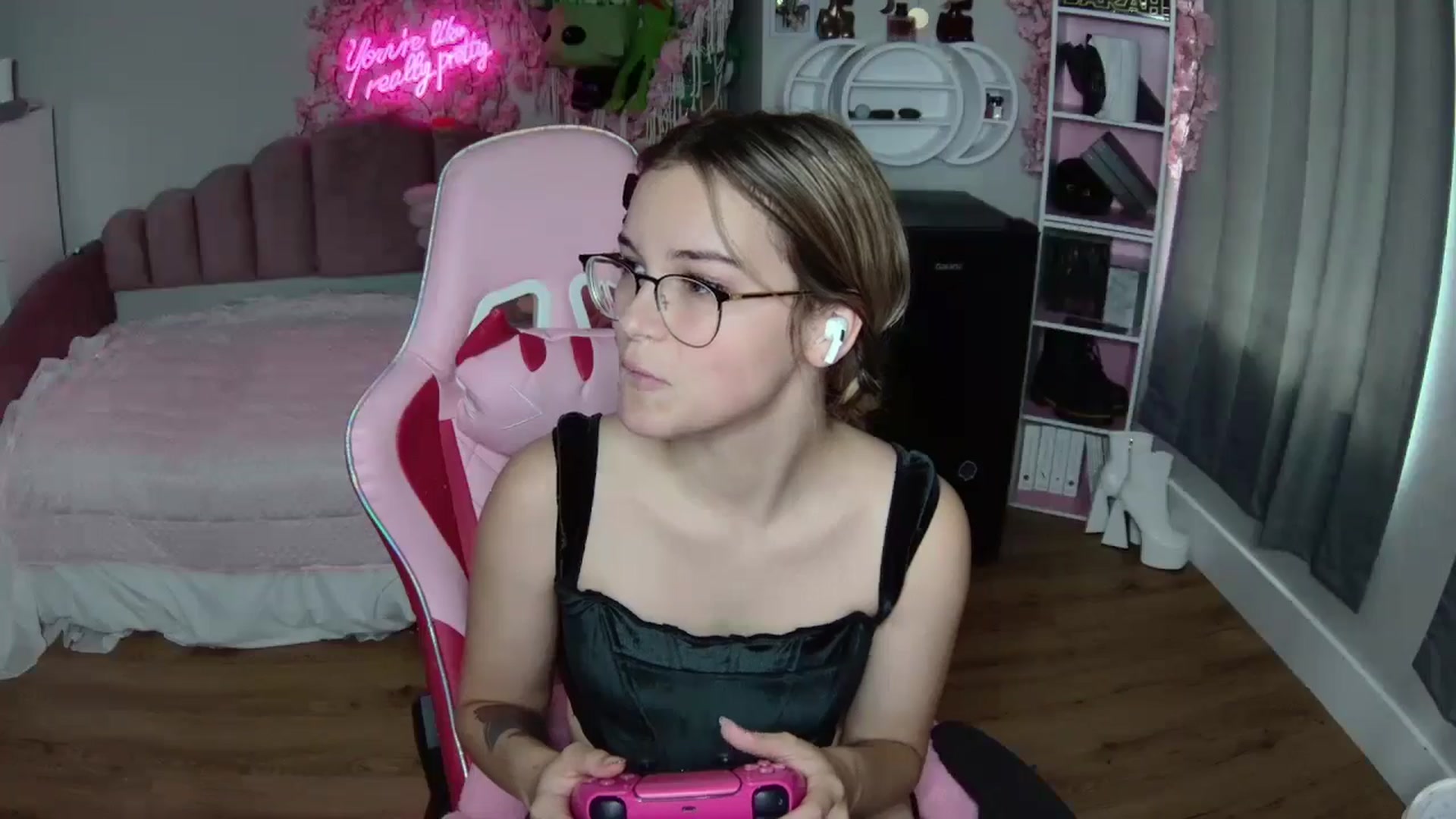Gallery image thumbnail from Sarahsweets18's myfreecams stream on, 07/24/2024, 17:37 image 16 of 20
