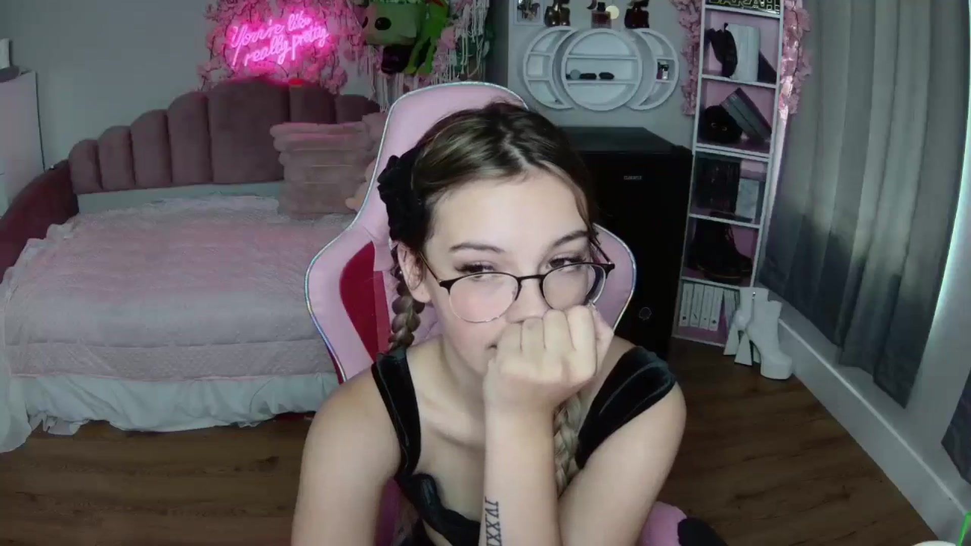 Gallery image thumbnail from Sarahsweets18's myfreecams stream on, 07/24/2024, 17:37 image 9 of 20