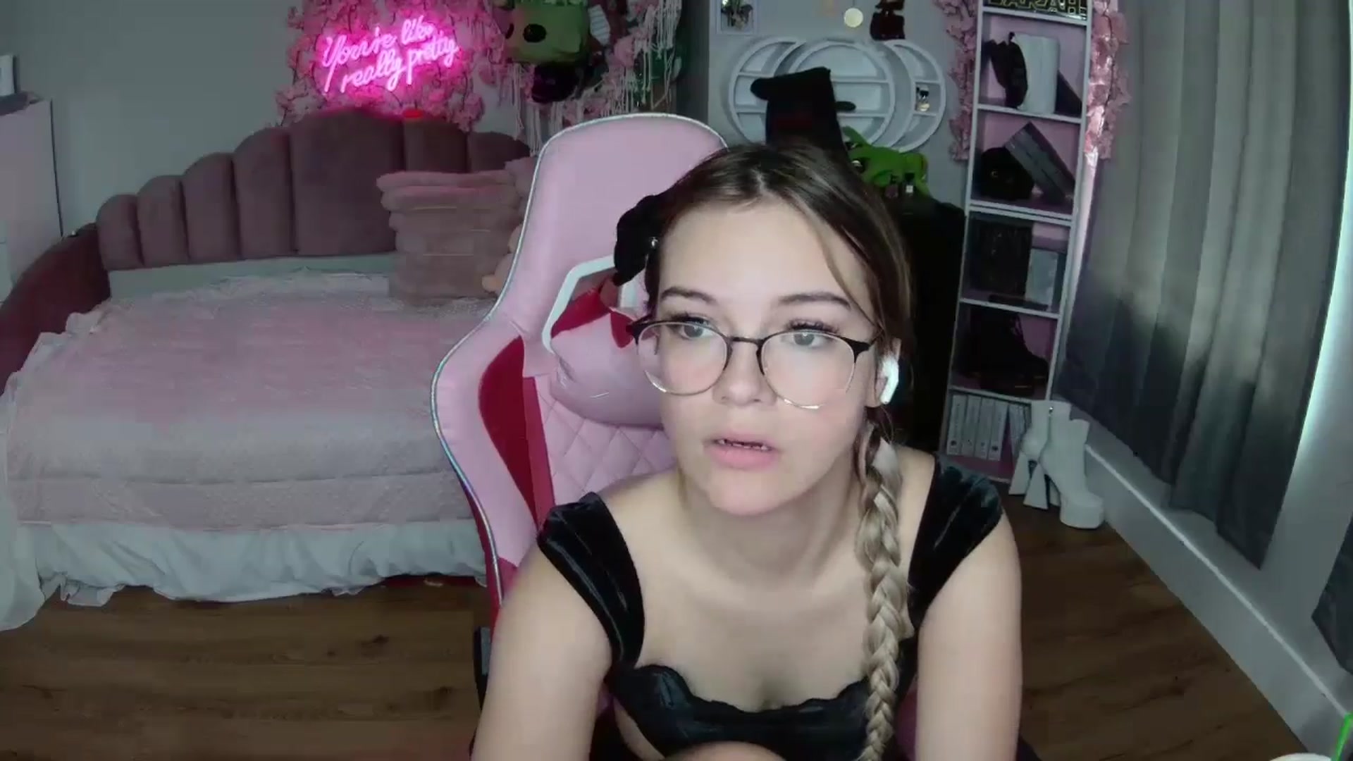 Gallery image thumbnail from Sarahsweets18's myfreecams stream on, 07/24/2024, 17:37 image 5 of 20