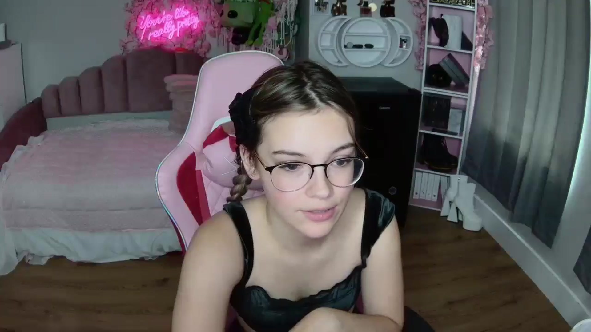 Gallery image thumbnail from Sarahsweets18's myfreecams stream on, 07/24/2024, 17:37 image 18 of 20