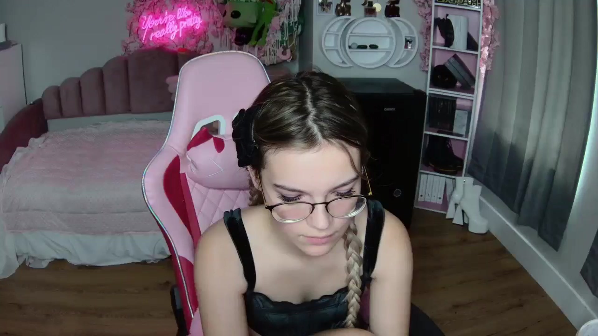 Gallery image thumbnail from Sarahsweets18's myfreecams stream on, 07/24/2024, 17:37 image 15 of 20