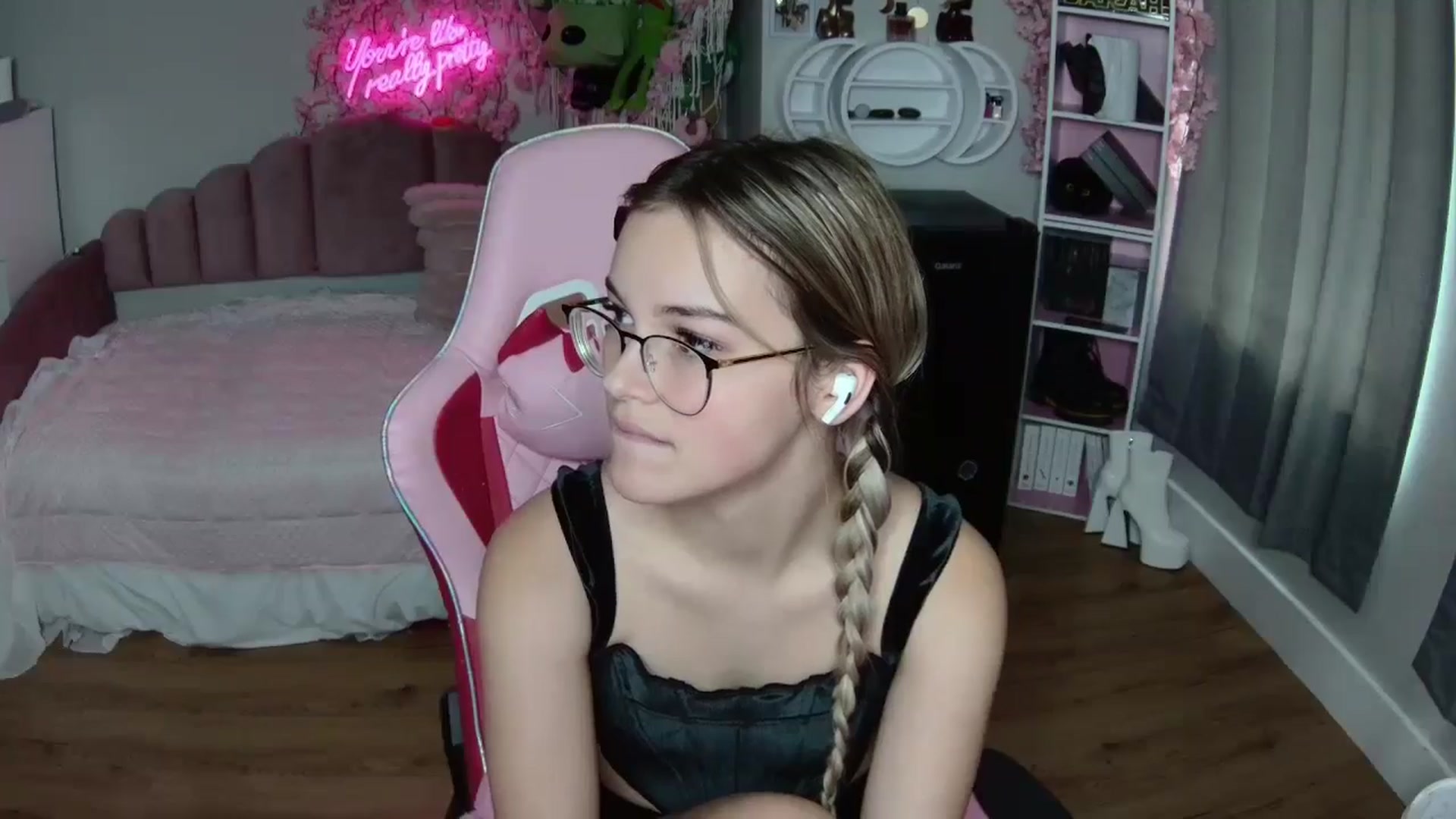Gallery image thumbnail from Sarahsweets18's myfreecams stream on, 07/24/2024, 17:37 image 17 of 20