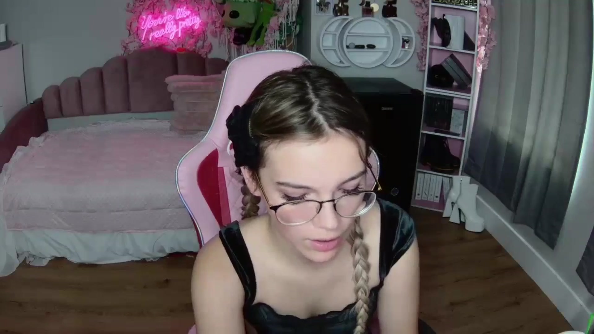 Gallery image thumbnail from Sarahsweets18's myfreecams stream on, 07/24/2024, 17:37 image 7 of 20