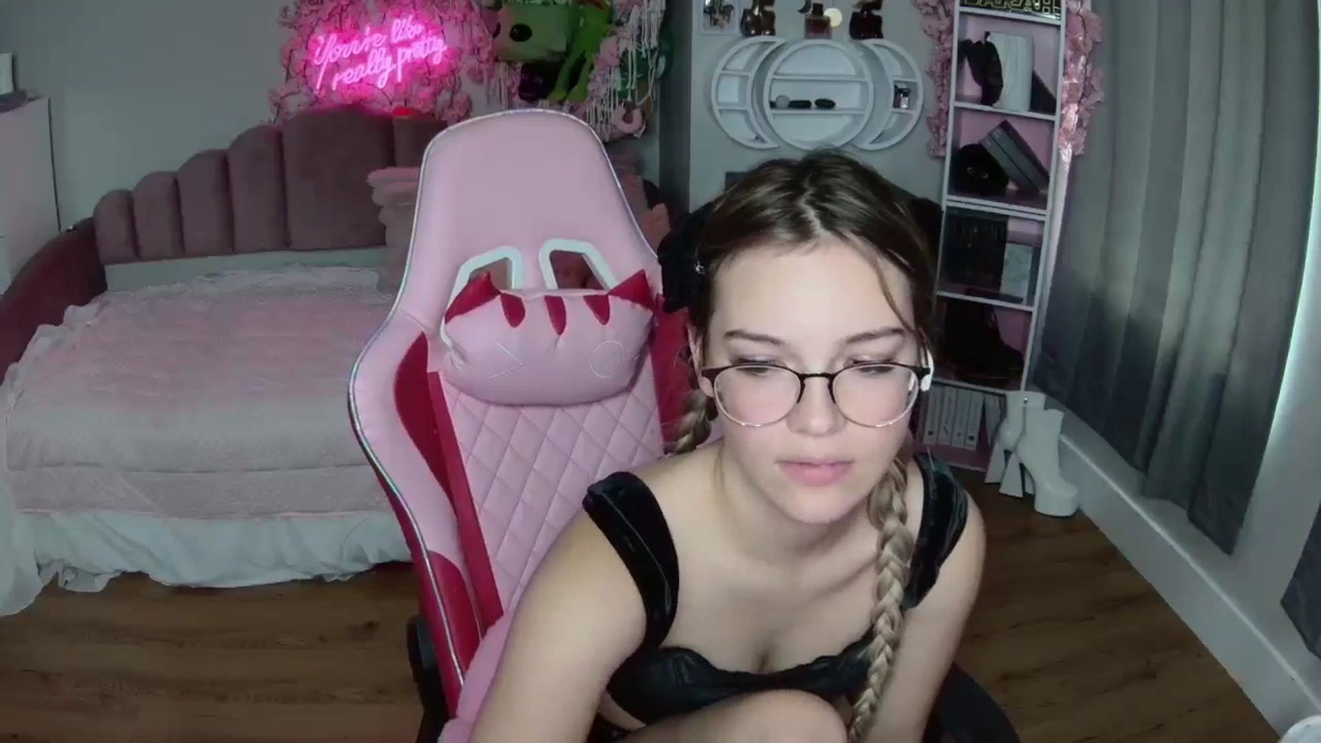 Gallery image thumbnail from Sarahsweets18's myfreecams stream on, 07/24/2024, 17:37 image 11 of 20