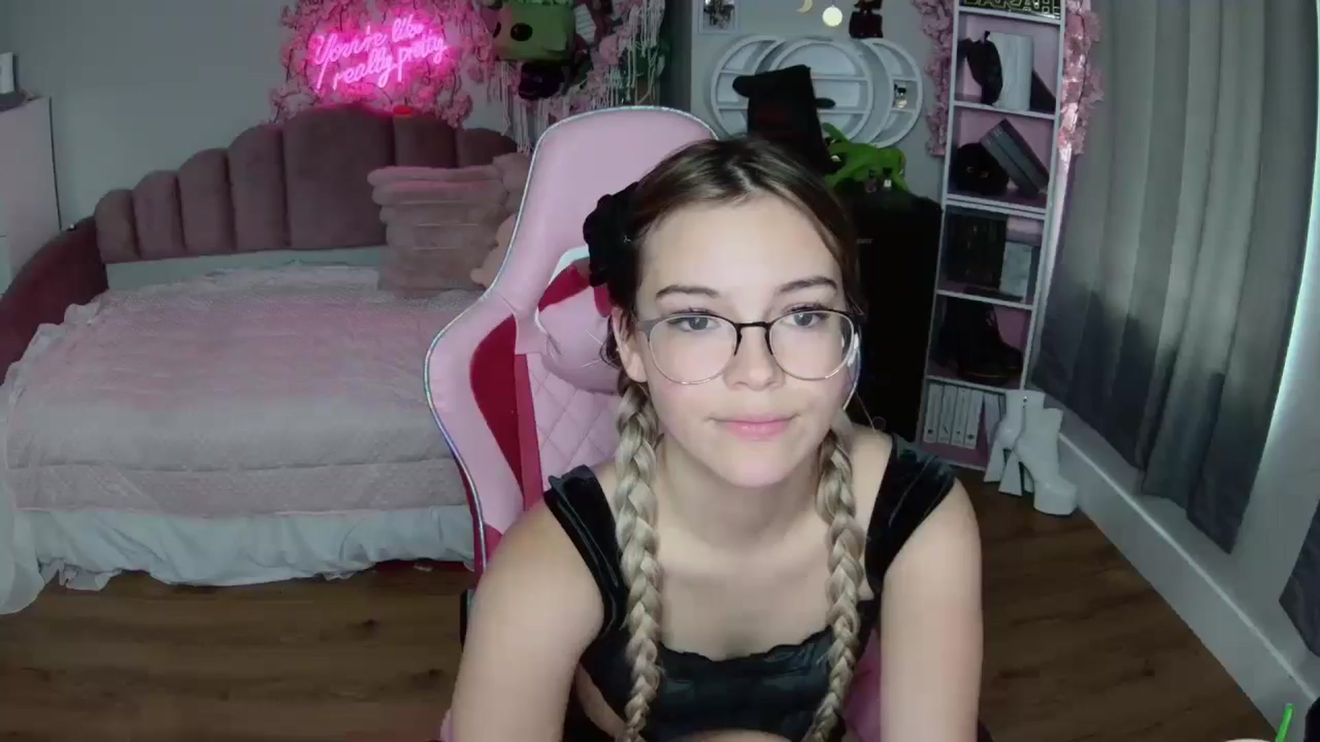 Gallery image thumbnail from Sarahsweets18's myfreecams stream on, 07/24/2024, 17:37 image 1 of 20