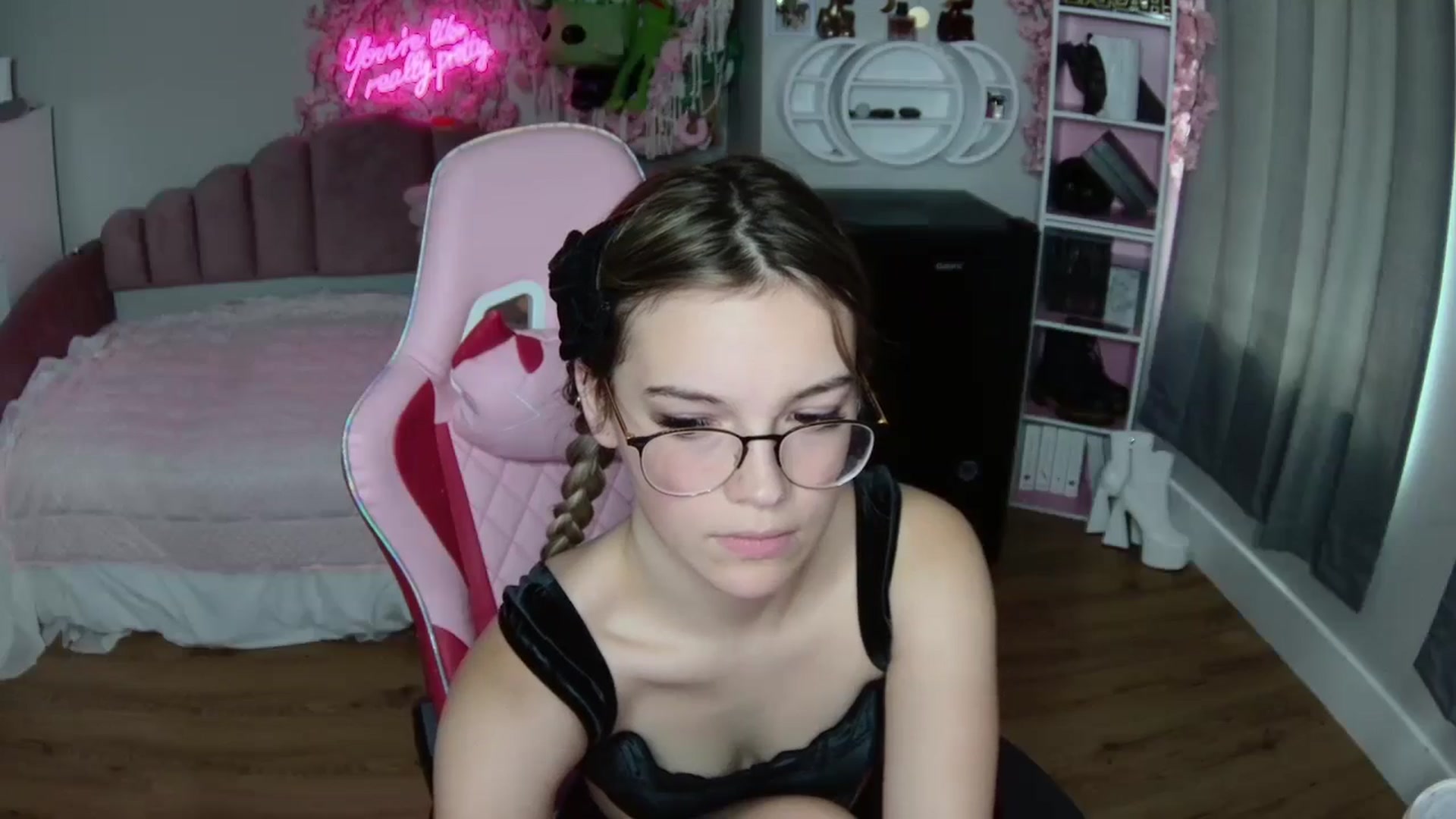 Gallery image thumbnail from Sarahsweets18's myfreecams stream on, 07/24/2024, 17:37 image 14 of 20