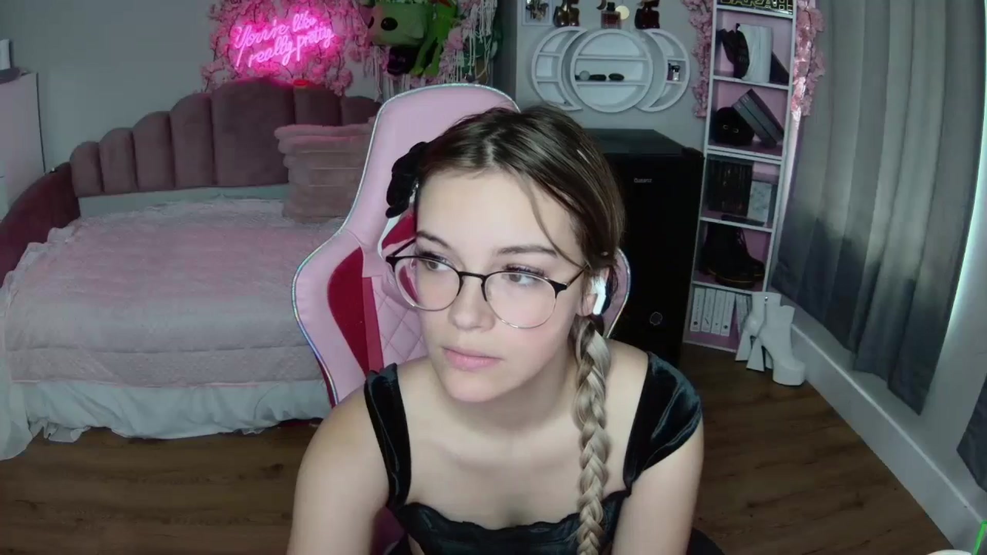 Gallery image thumbnail from Sarahsweets18's myfreecams stream on, 07/24/2024, 17:37 image 8 of 20