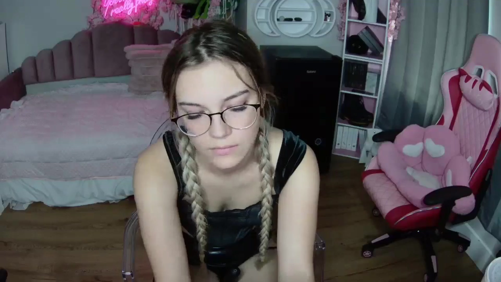 Gallery image thumbnail from Sarahsweets18's myfreecams stream on, 07/24/2024, 19:58 image 17 of 20