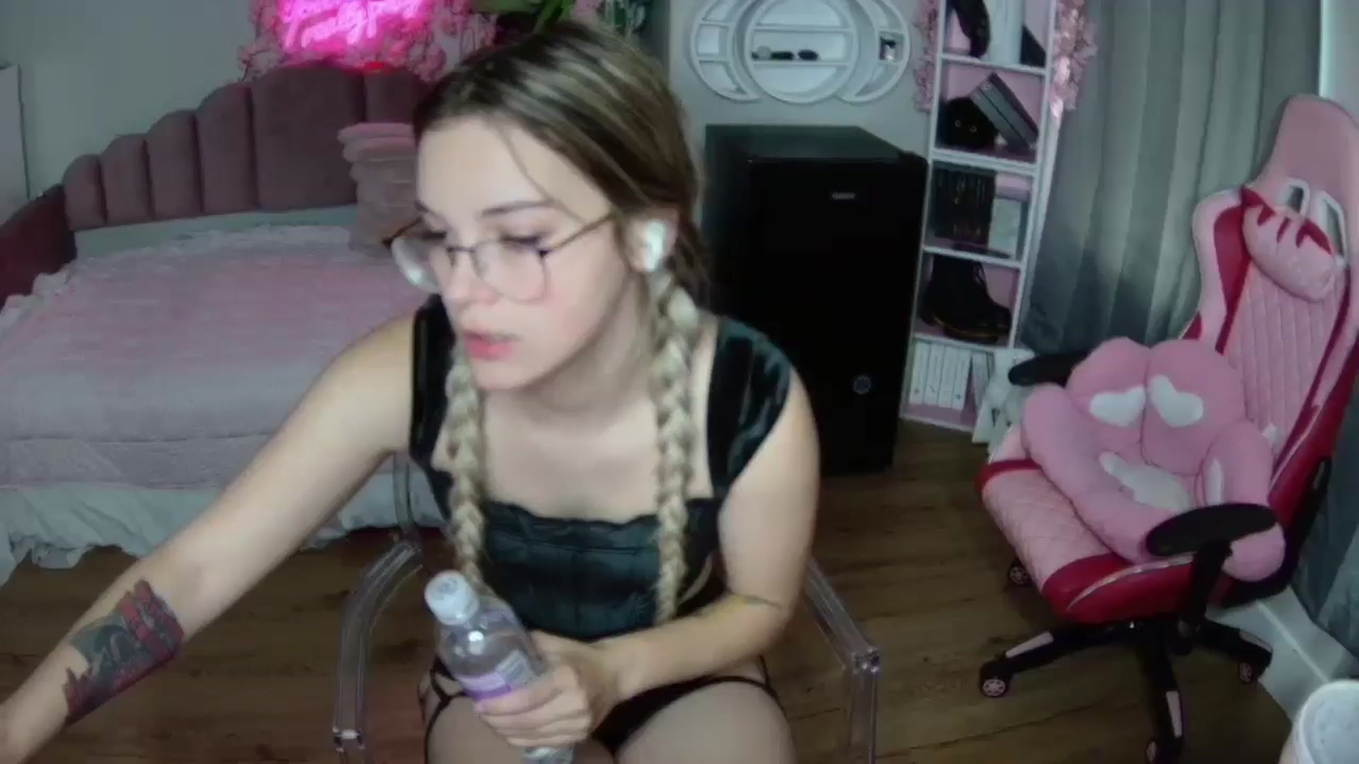 Gallery image thumbnail from Sarahsweets18's myfreecams stream on, 07/24/2024, 19:58 image 1 of 20