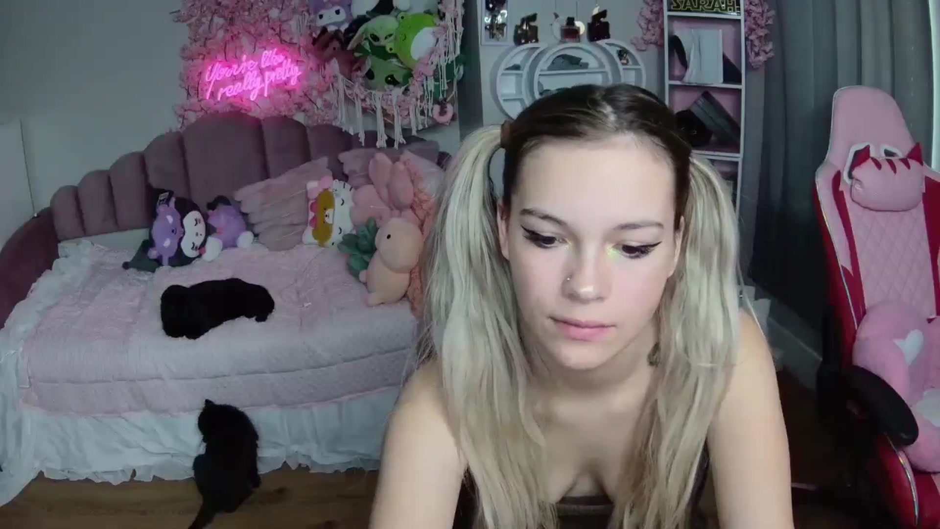 Gallery image thumbnail from Sarahsweets18's myfreecams stream on, 08/04/2024, 13:05 image 10 of 20