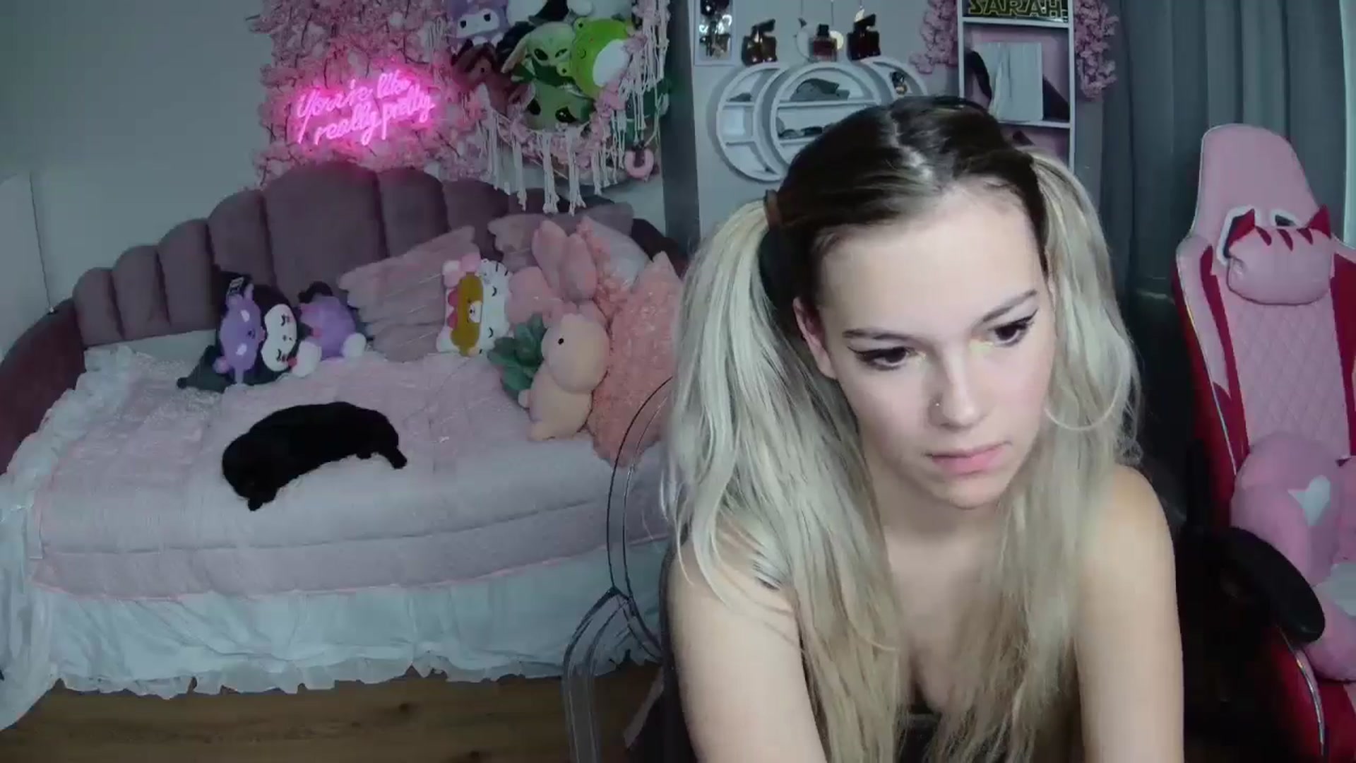 Gallery image thumbnail from Sarahsweets18's myfreecams stream on, 08/04/2024, 13:05 image 6 of 20