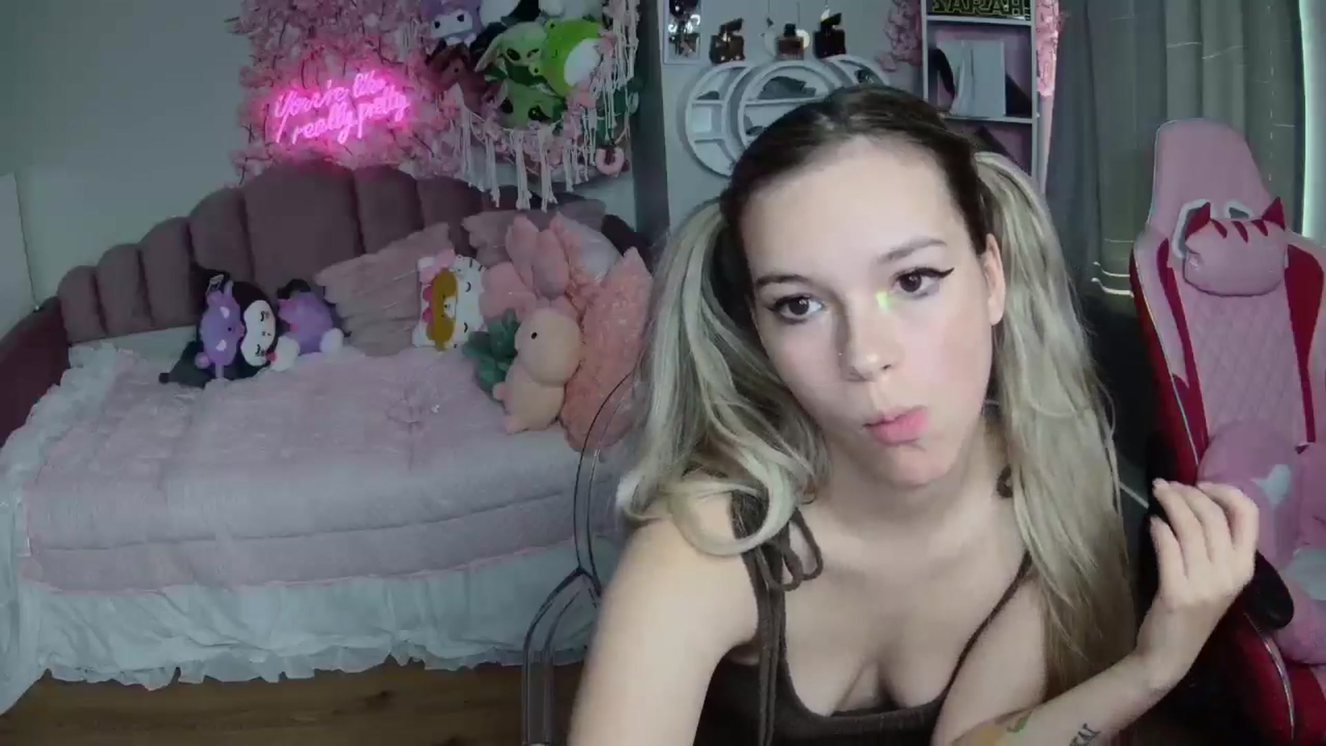 Gallery image thumbnail from Sarahsweets18's myfreecams stream on, 08/04/2024, 13:05 image 20 of 20