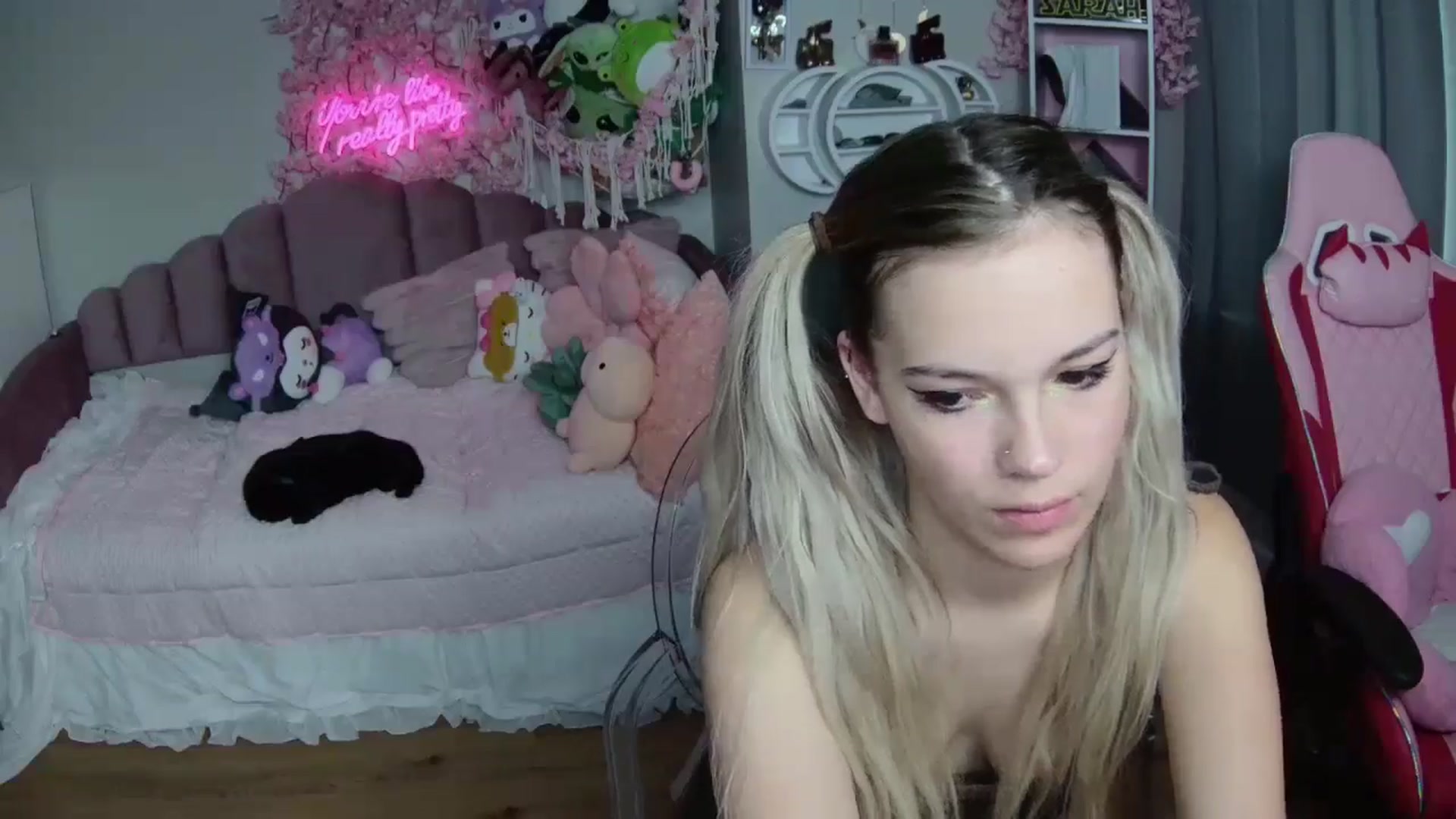 Gallery image thumbnail from Sarahsweets18's myfreecams stream on, 08/04/2024, 13:05 image 8 of 20