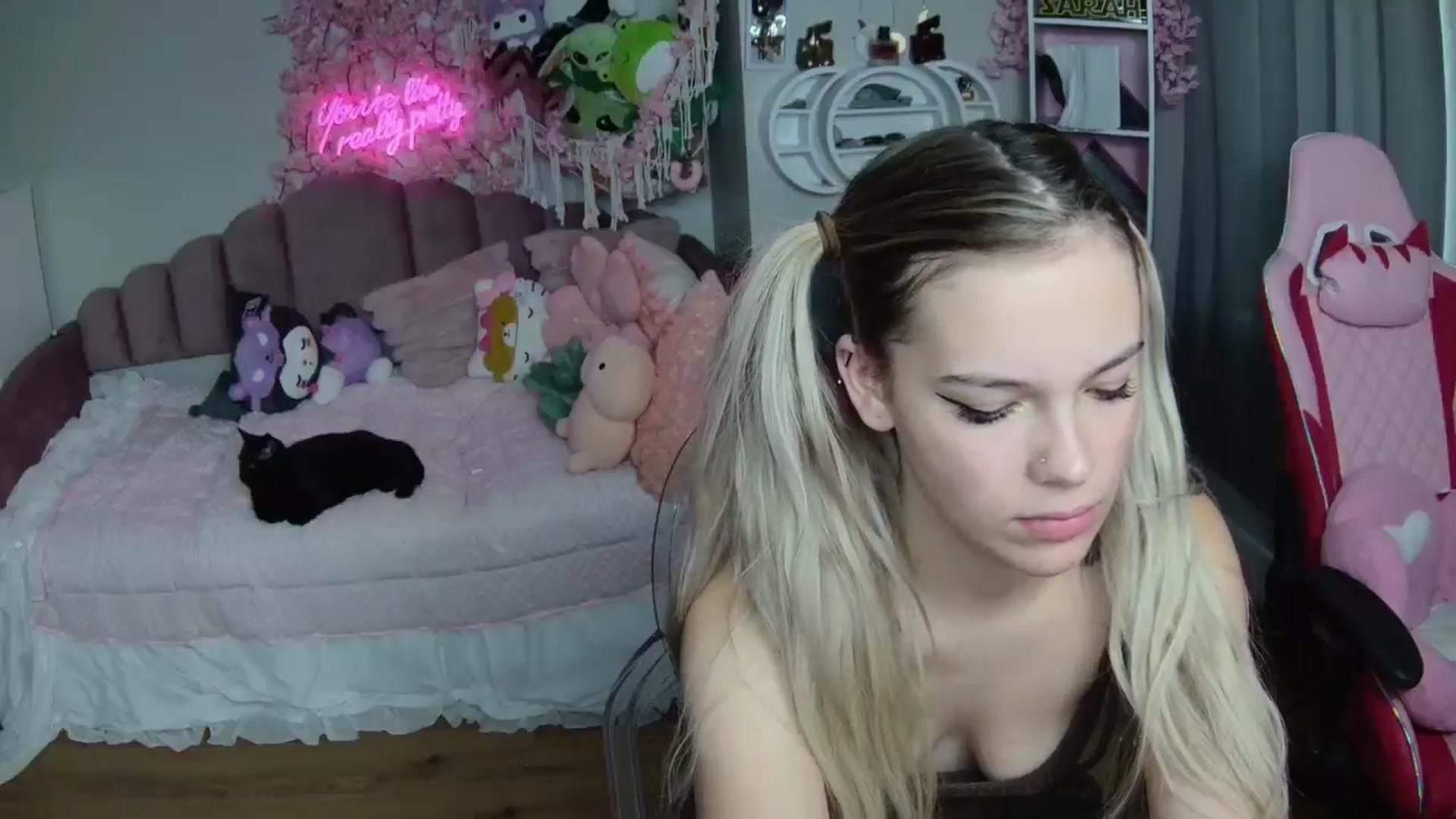 Gallery image thumbnail from Sarahsweets18's myfreecams stream on, 08/04/2024, 13:05 image 9 of 20