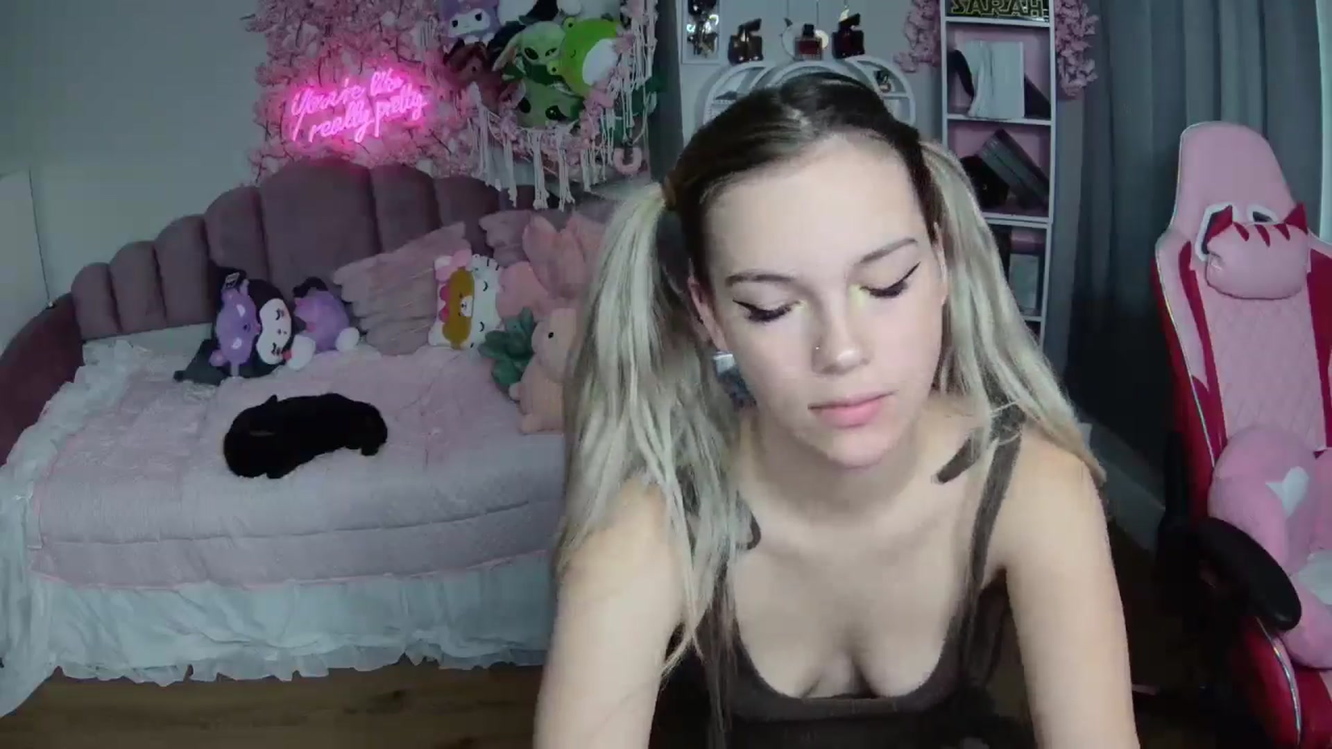 Gallery image thumbnail from Sarahsweets18's myfreecams stream on, 08/04/2024, 13:05 image 7 of 20