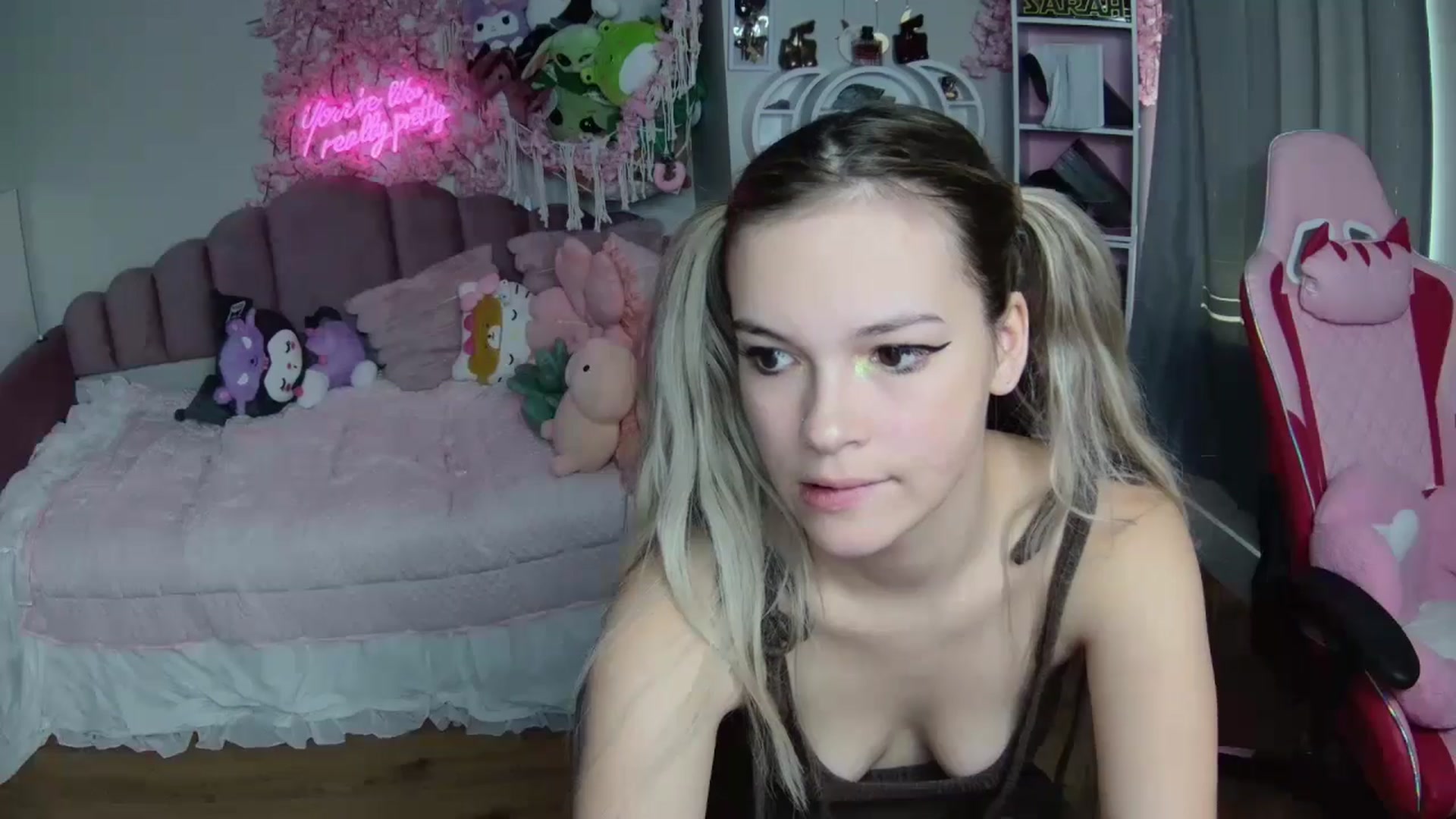 Gallery image thumbnail from Sarahsweets18's myfreecams stream on, 08/04/2024, 13:05 image 15 of 20