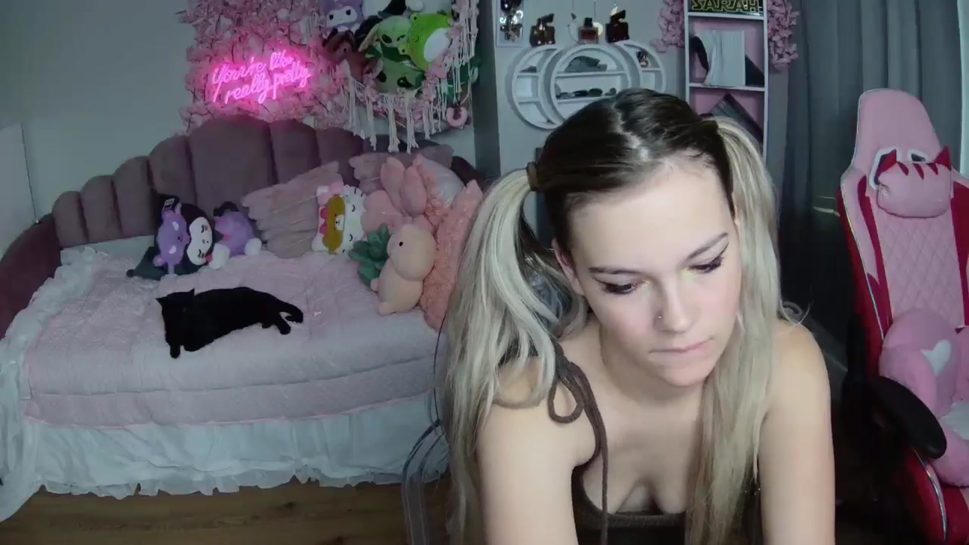 Gallery image thumbnail from Sarahsweets18's myfreecams stream on, 08/04/2024, 13:05 image 4 of 20