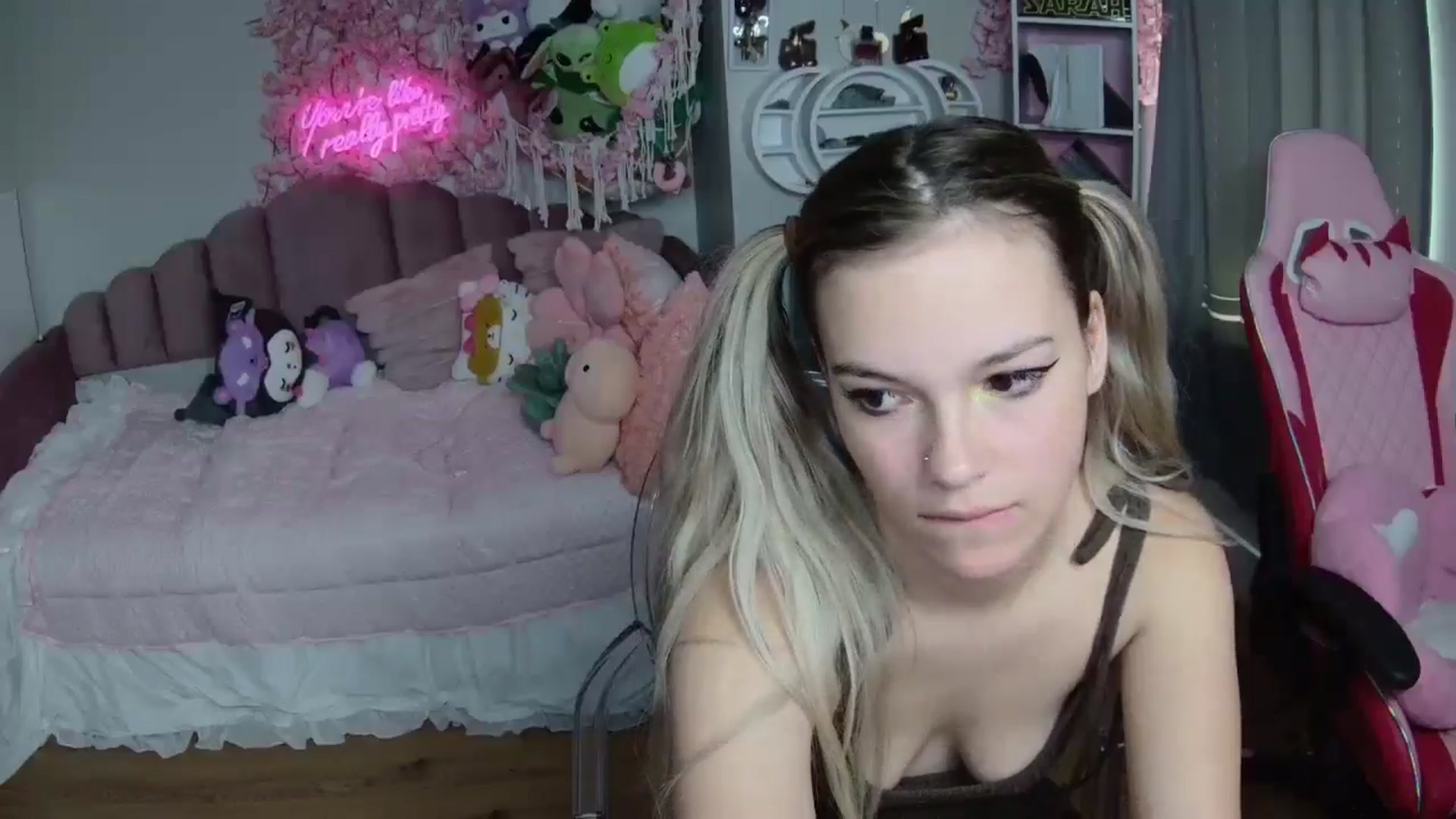 Gallery image thumbnail from Sarahsweets18's myfreecams stream on, 08/04/2024, 13:05 image 13 of 20