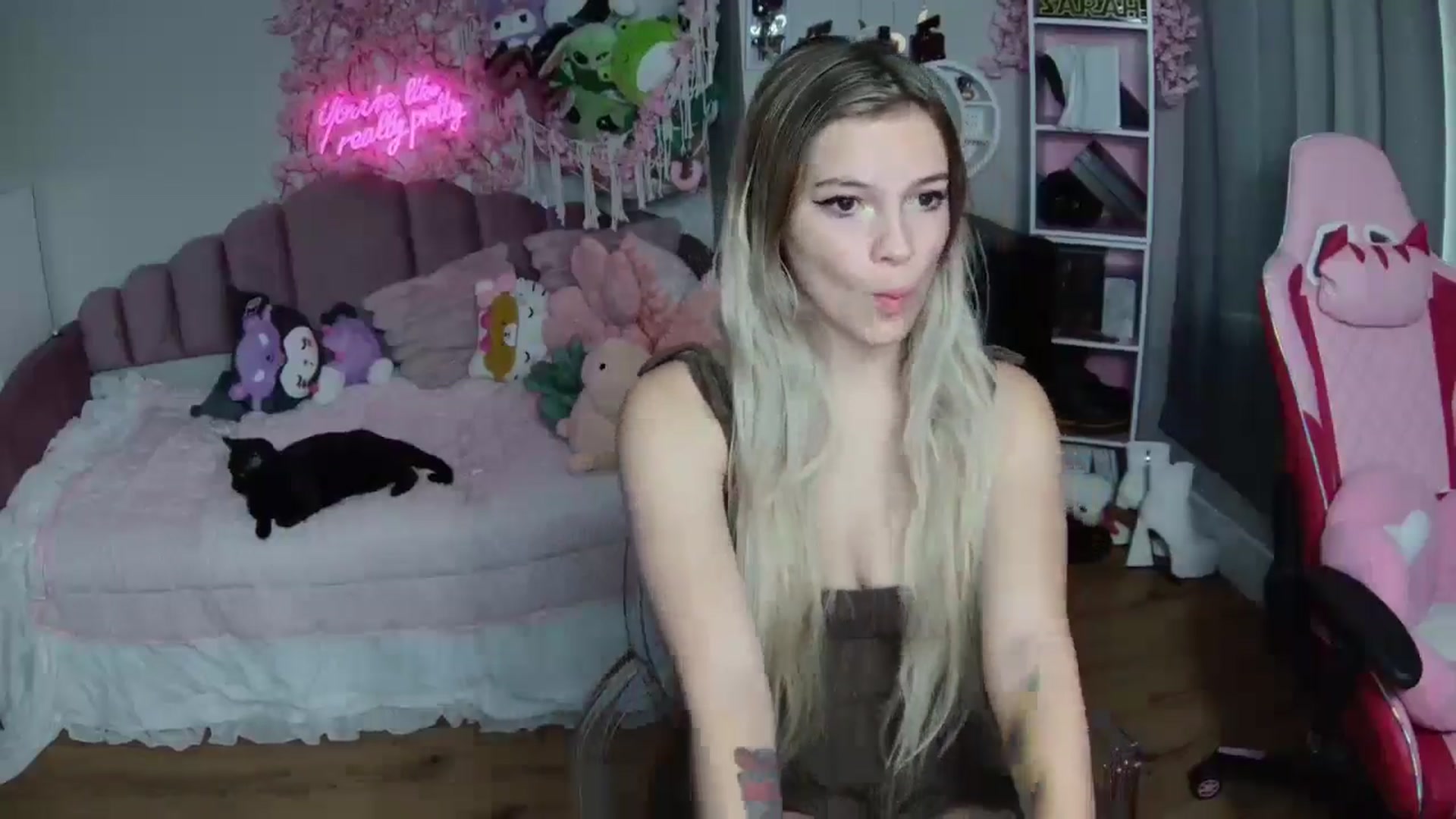 Gallery image thumbnail from Sarahsweets18's myfreecams stream on, 08/04/2024, 13:05 image 2 of 20