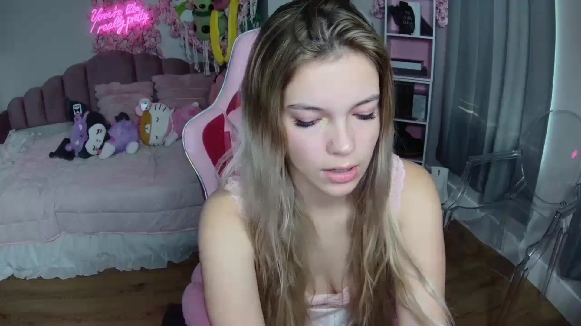 Gallery image thumbnail from Sarahsweets18's myfreecams stream on, 08/08/2024, 13:37 image 5 of 20