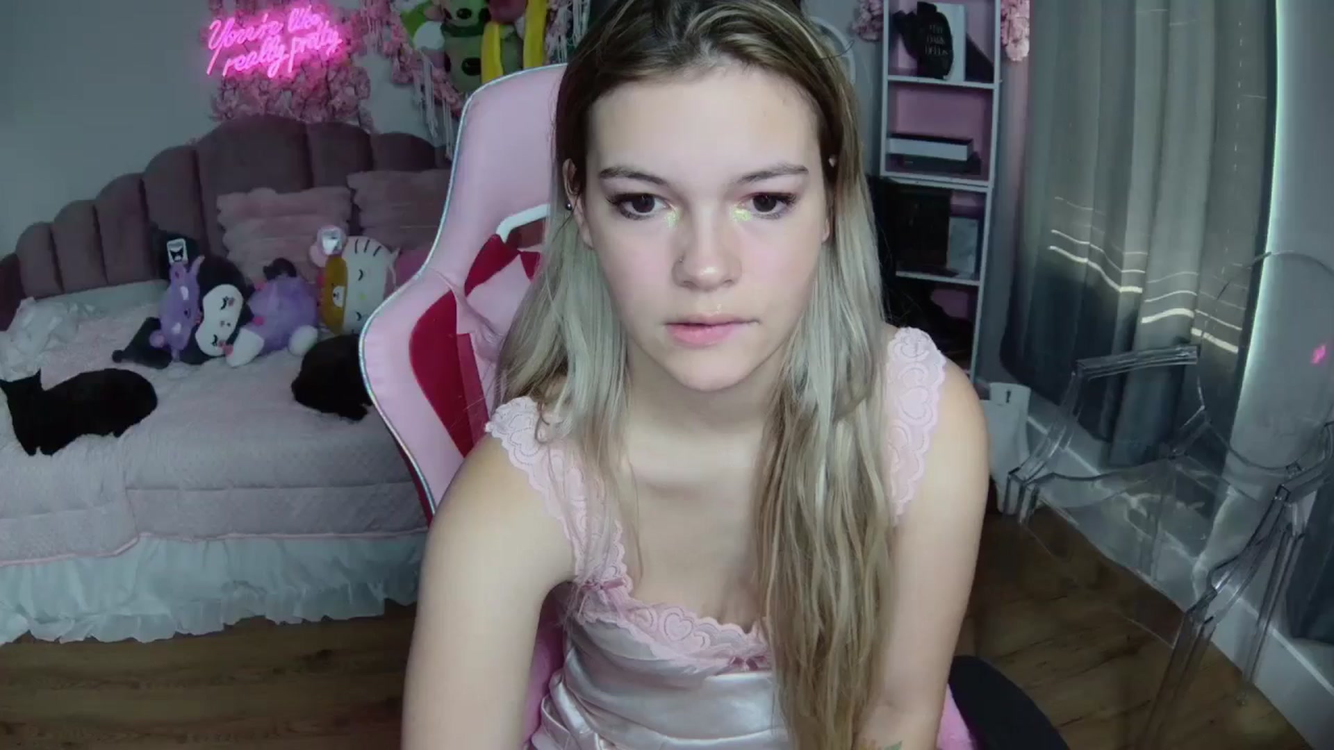 Gallery image thumbnail from Sarahsweets18's myfreecams stream on, 08/08/2024, 13:37 image 12 of 20