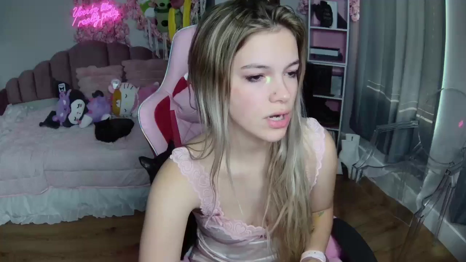 Gallery image thumbnail from Sarahsweets18's myfreecams stream on, 08/08/2024, 13:37 image 10 of 20