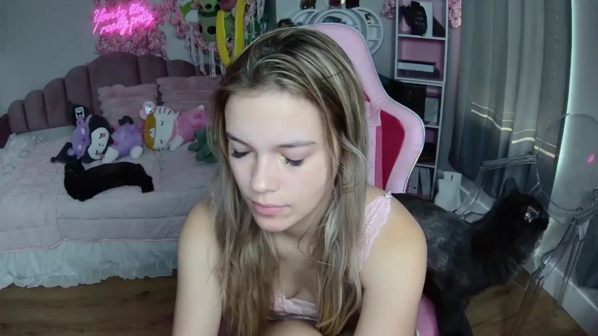 Gallery image thumbnail from Sarahsweets18's myfreecams stream on, 08/08/2024, 13:37 image 8 of 20