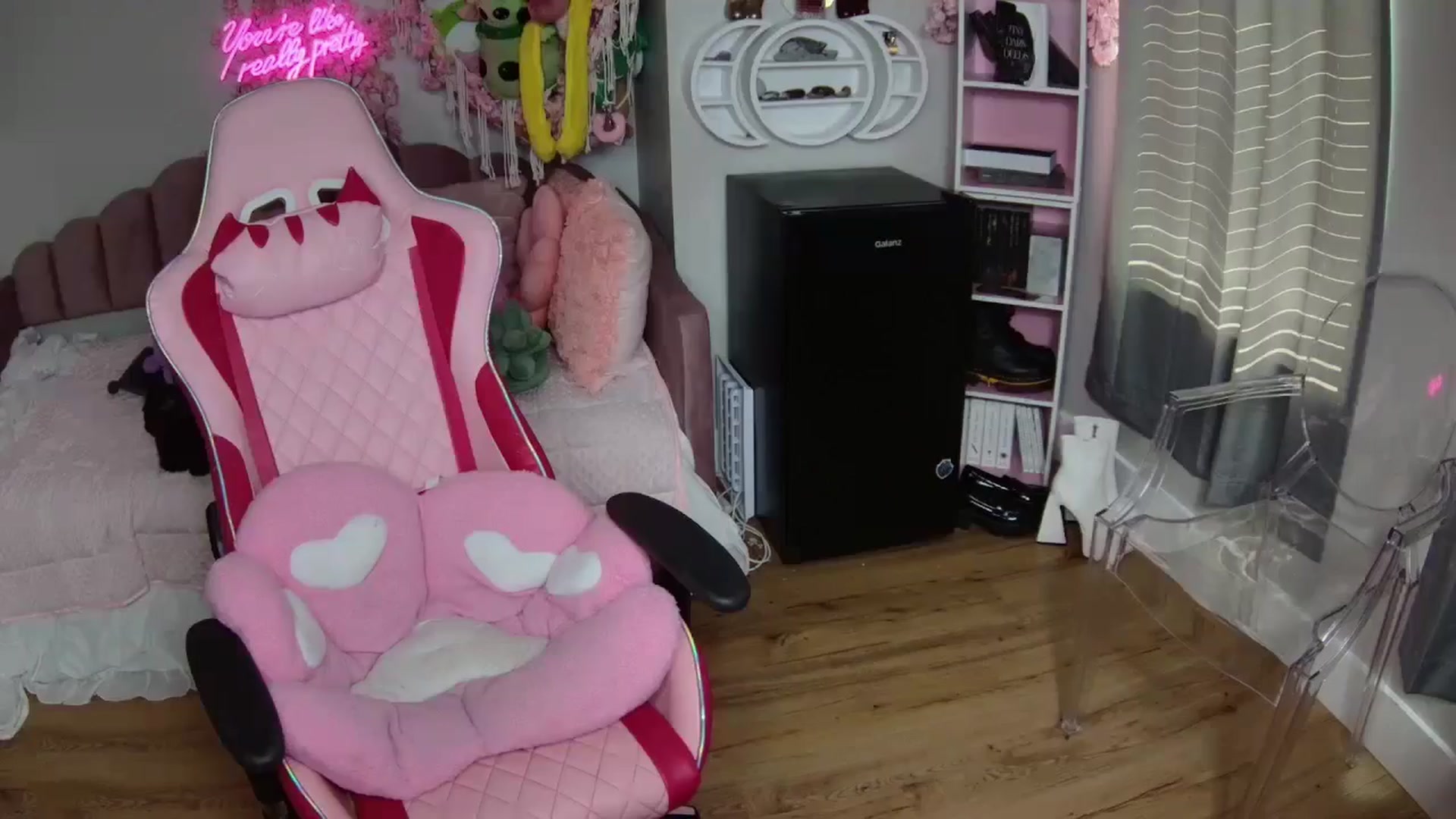 Gallery image thumbnail from Sarahsweets18's myfreecams stream on, 08/08/2024, 14:24 image 15 of 20