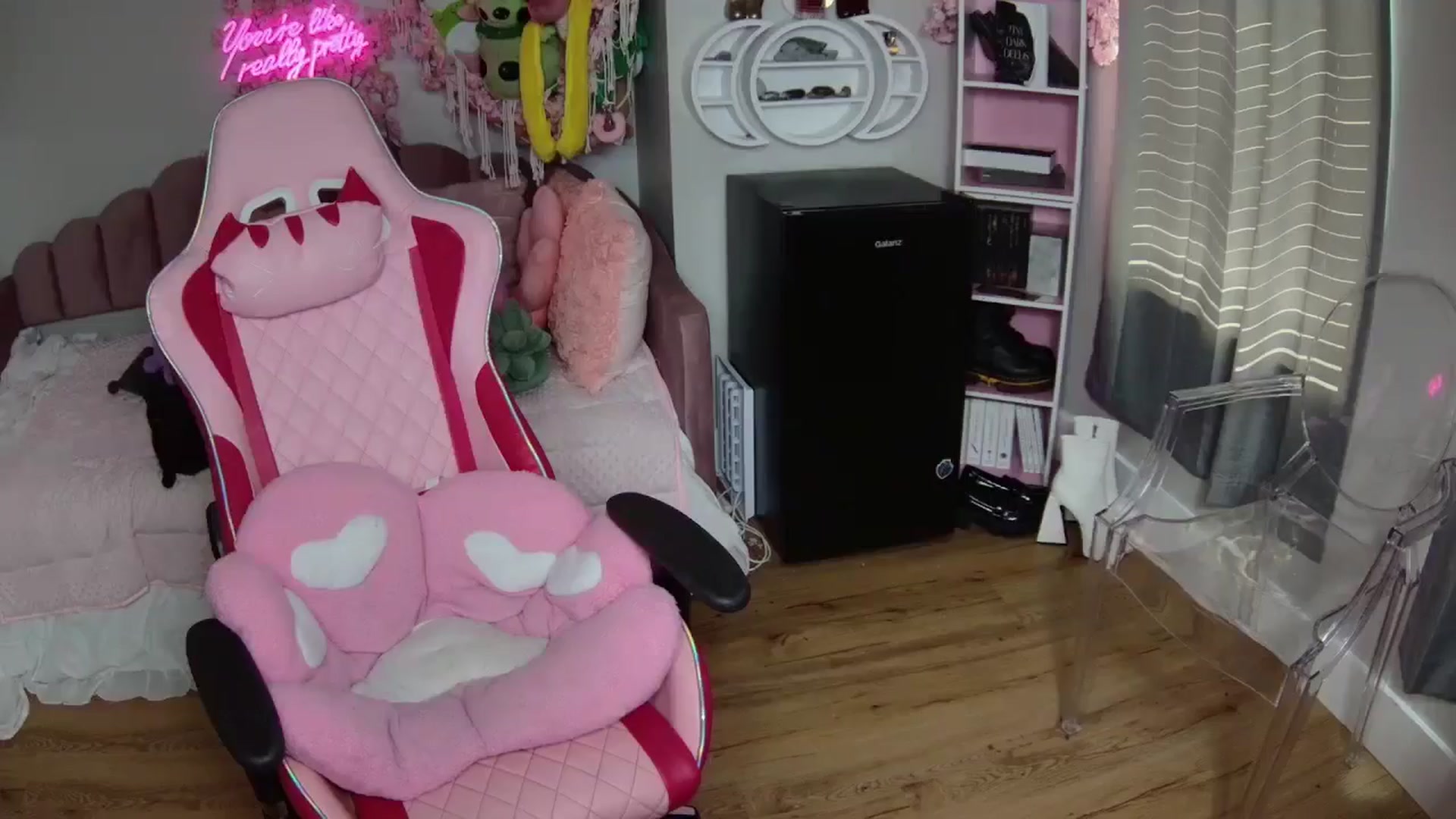Gallery image thumbnail from Sarahsweets18's myfreecams stream on, 08/08/2024, 14:24 image 14 of 20