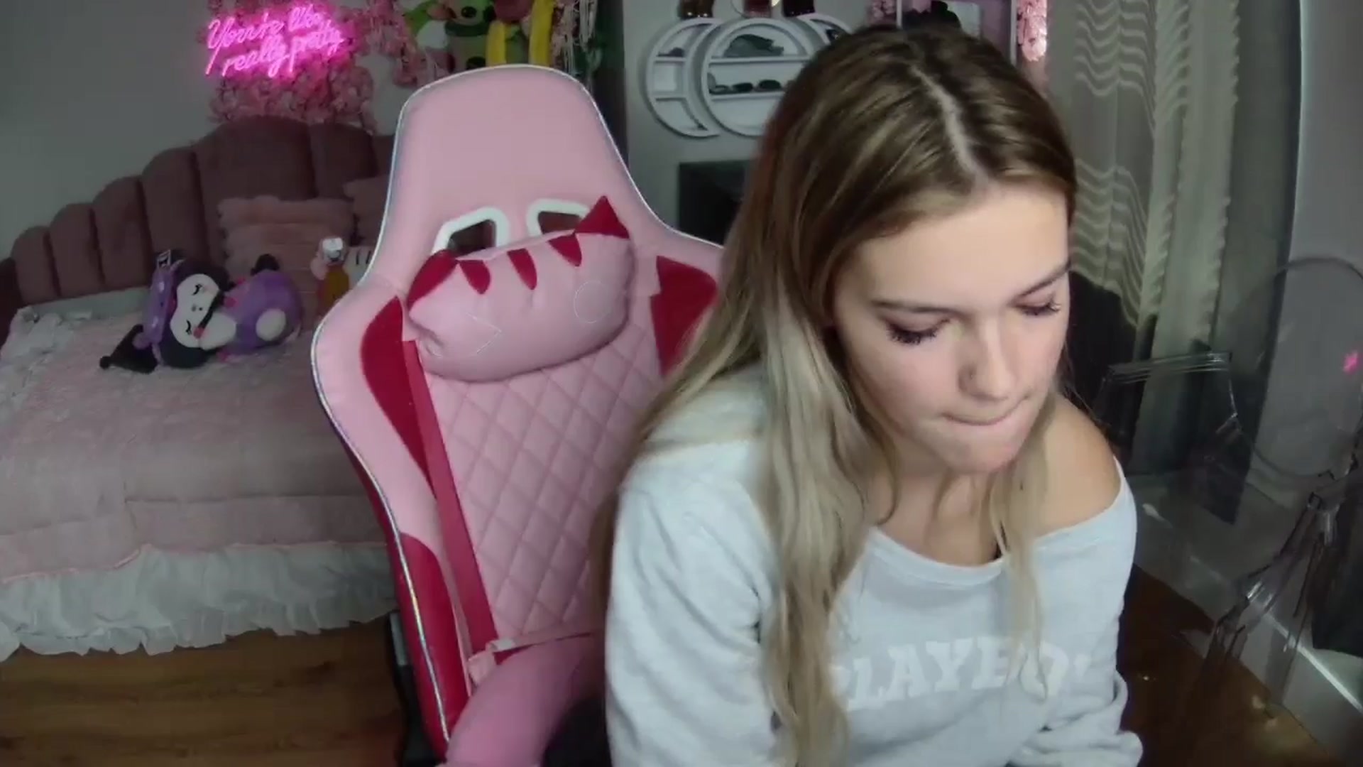 Gallery image thumbnail from Sarahsweets18's myfreecams stream on, 08/08/2024, 17:09 image 17 of 20