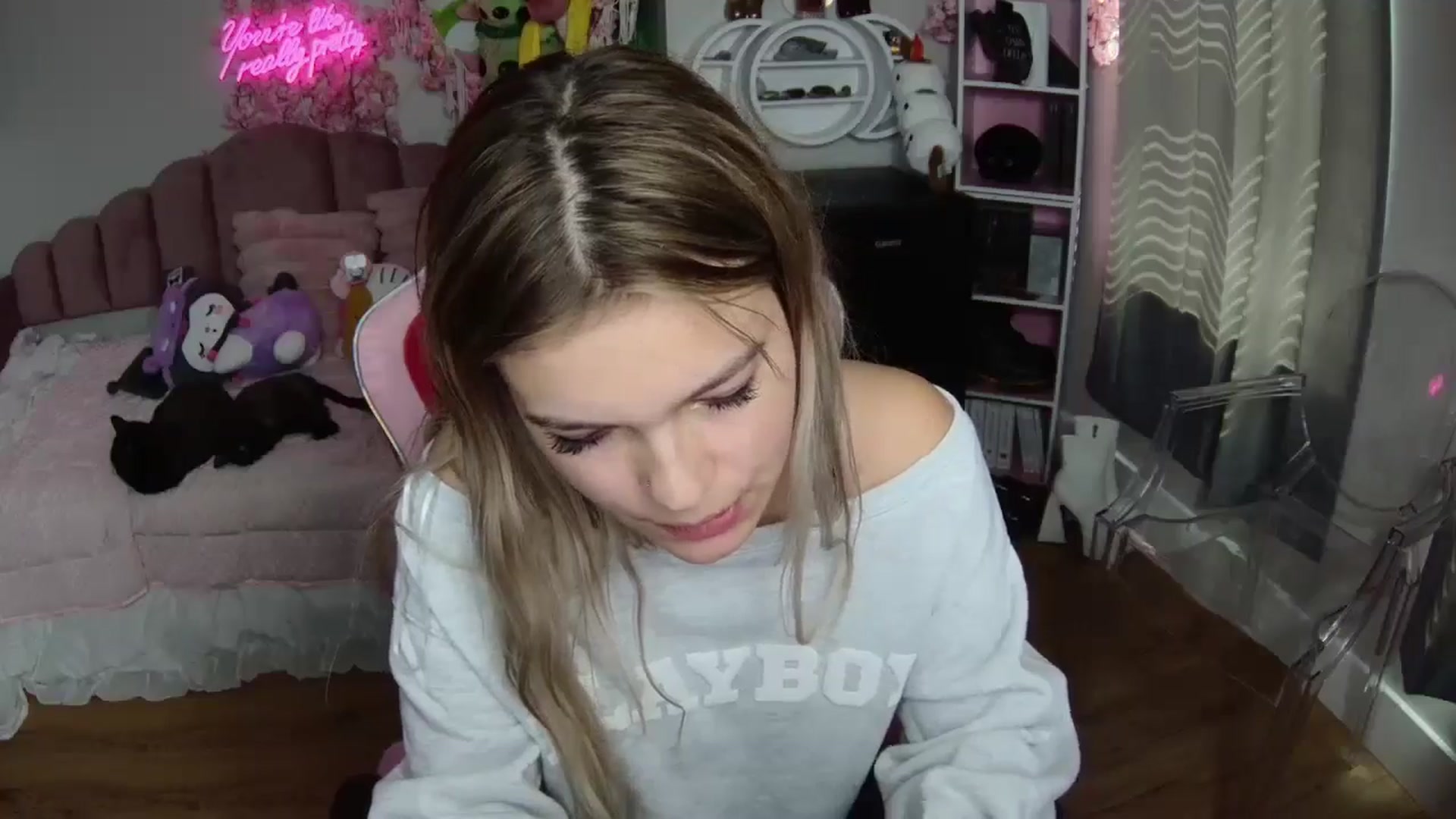 Gallery image thumbnail from Sarahsweets18's myfreecams stream on, 08/08/2024, 17:09 image 6 of 20