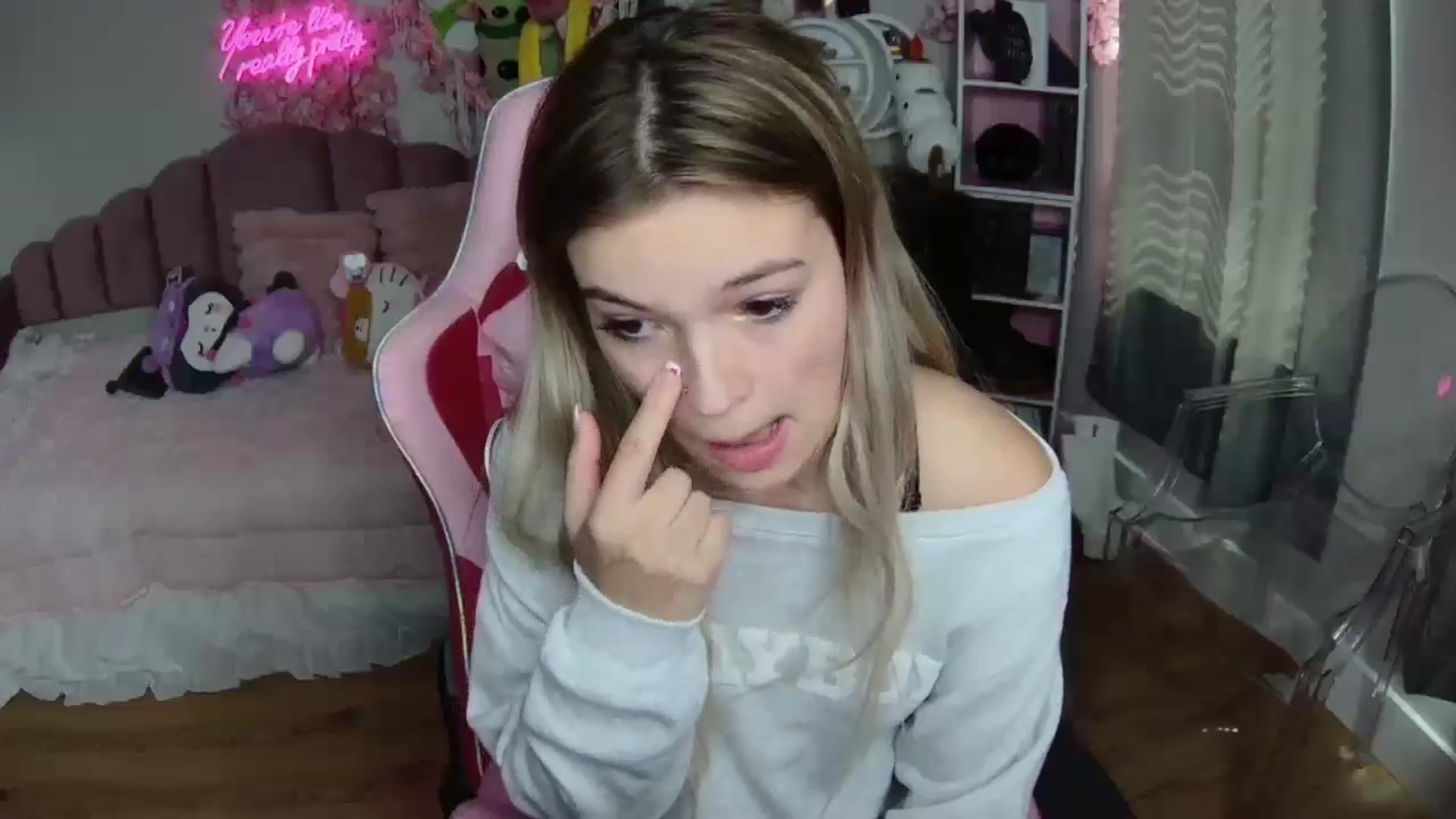 Gallery image thumbnail from Sarahsweets18's myfreecams stream on, 08/08/2024, 17:09 image 15 of 20