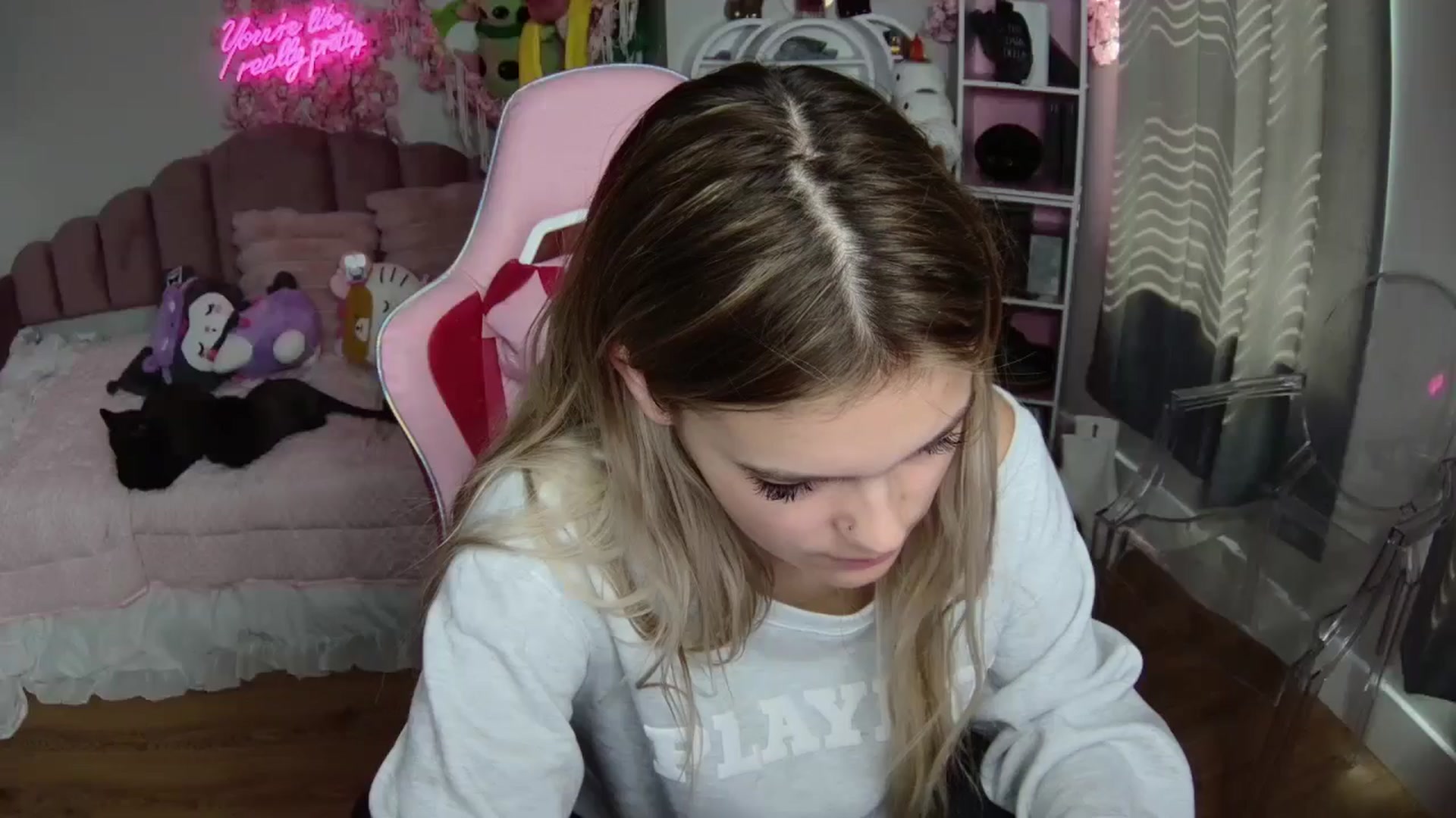 Gallery image thumbnail from Sarahsweets18's myfreecams stream on, 08/08/2024, 17:09 image 2 of 20