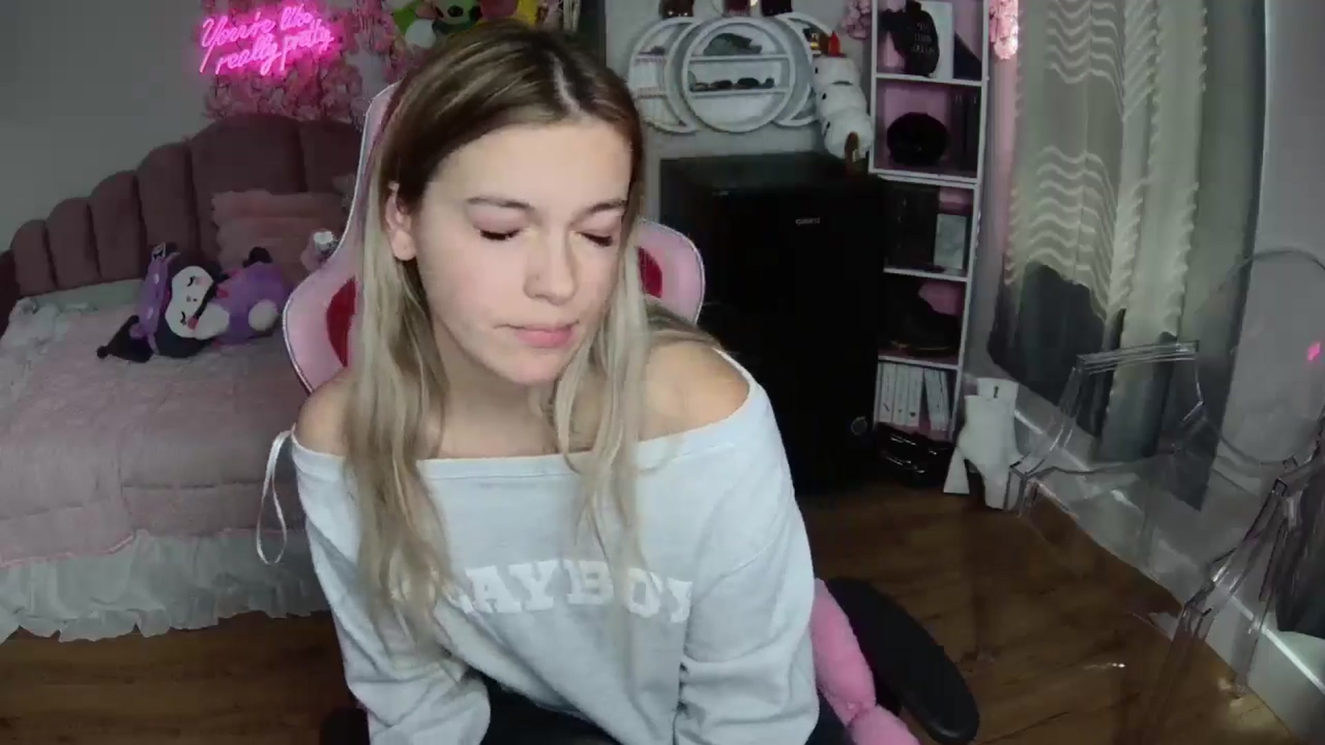Gallery image thumbnail from Sarahsweets18's myfreecams stream on, 08/08/2024, 17:09 image 14 of 20