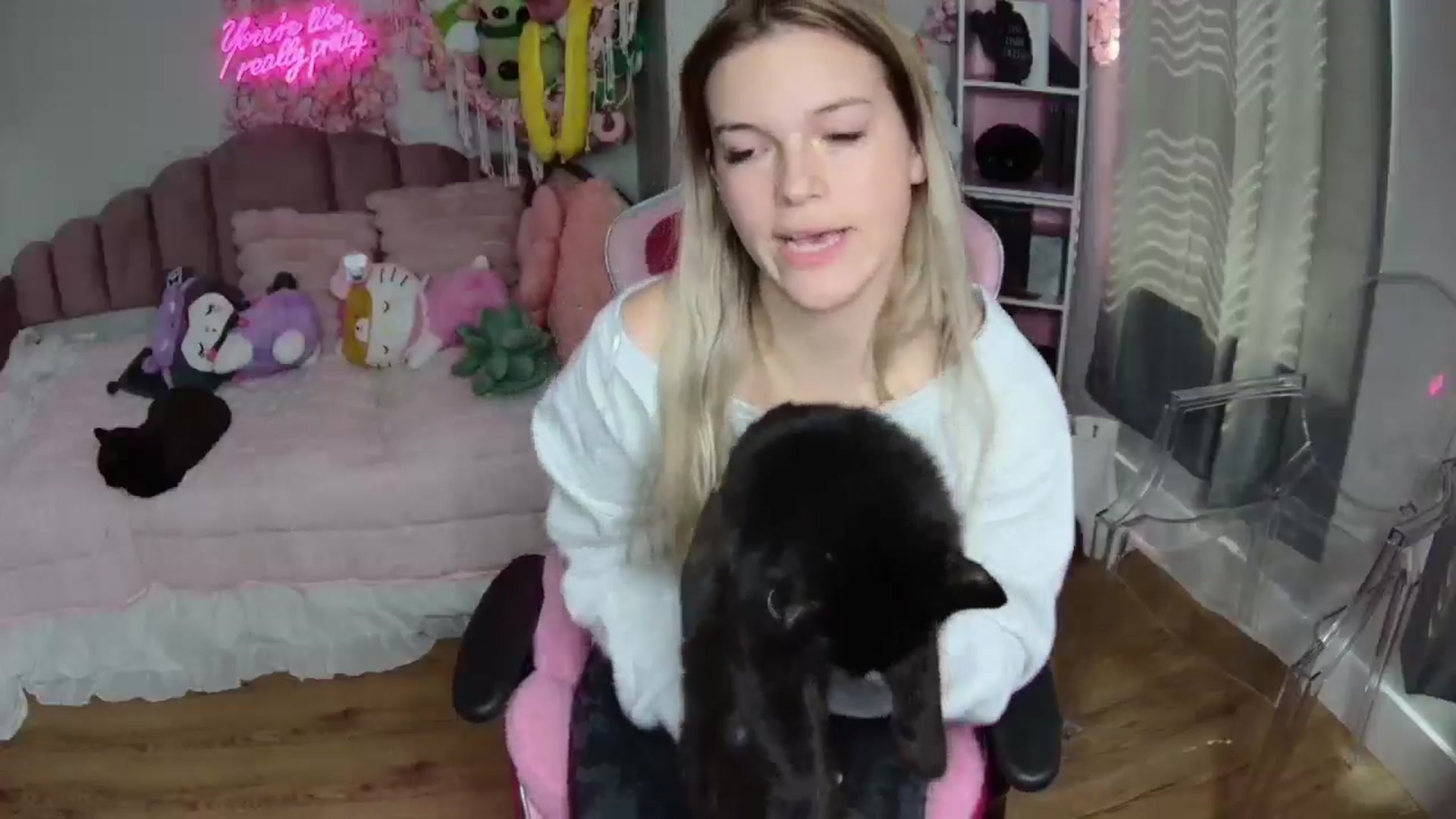 Gallery image thumbnail from Sarahsweets18's myfreecams stream on, 08/08/2024, 17:09 image 9 of 20