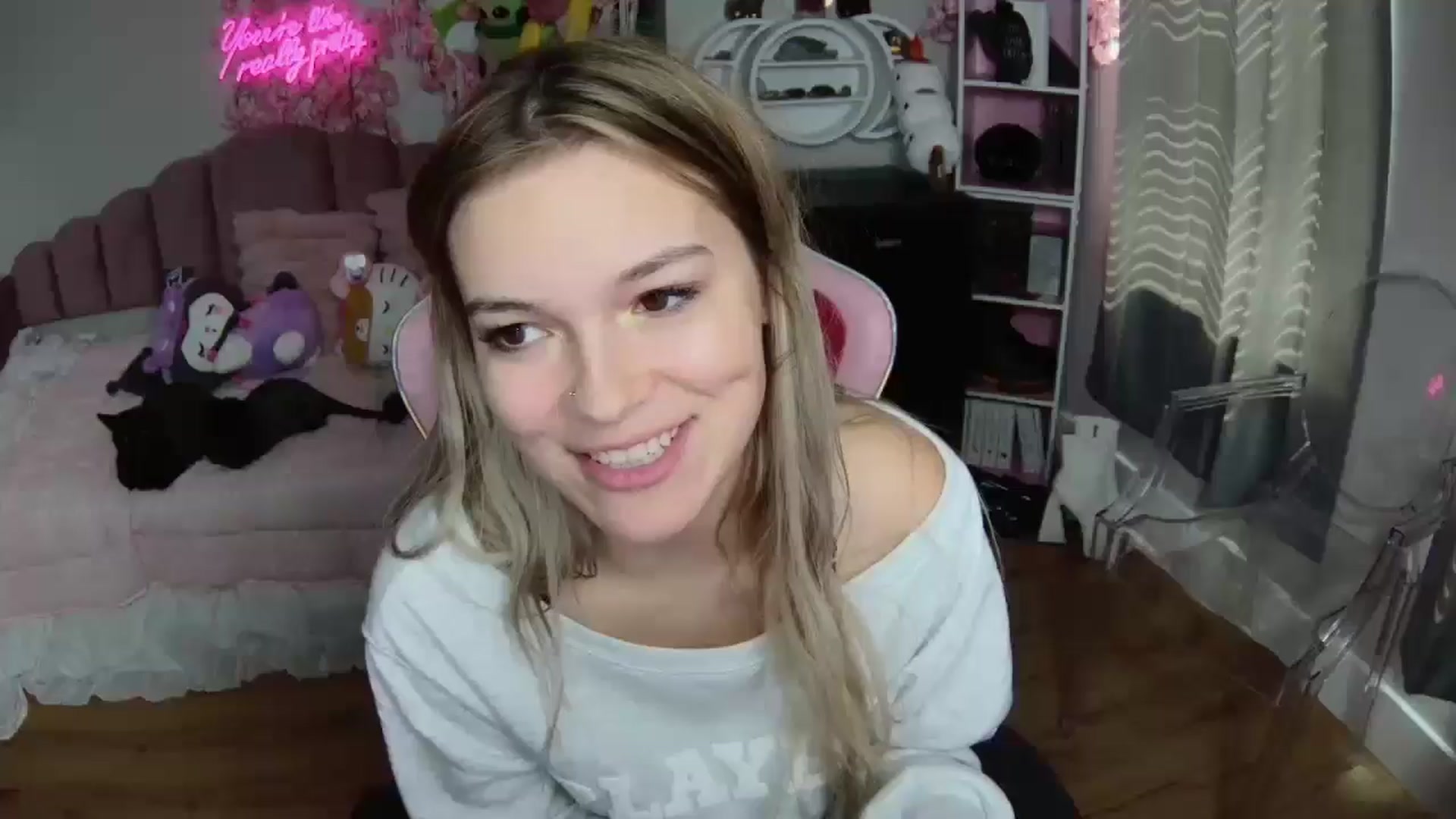 Gallery image thumbnail from Sarahsweets18's myfreecams stream on, 08/08/2024, 17:09 image 1 of 20