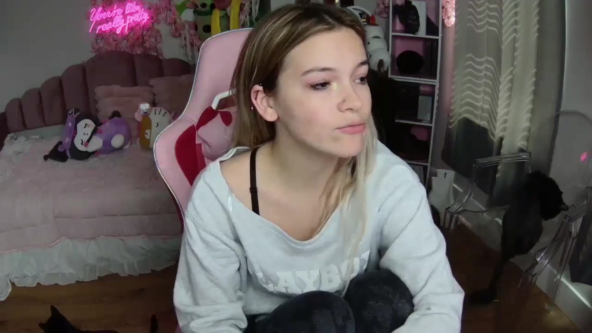 Gallery image thumbnail from Sarahsweets18's myfreecams stream on, 08/08/2024, 17:09 image 10 of 20