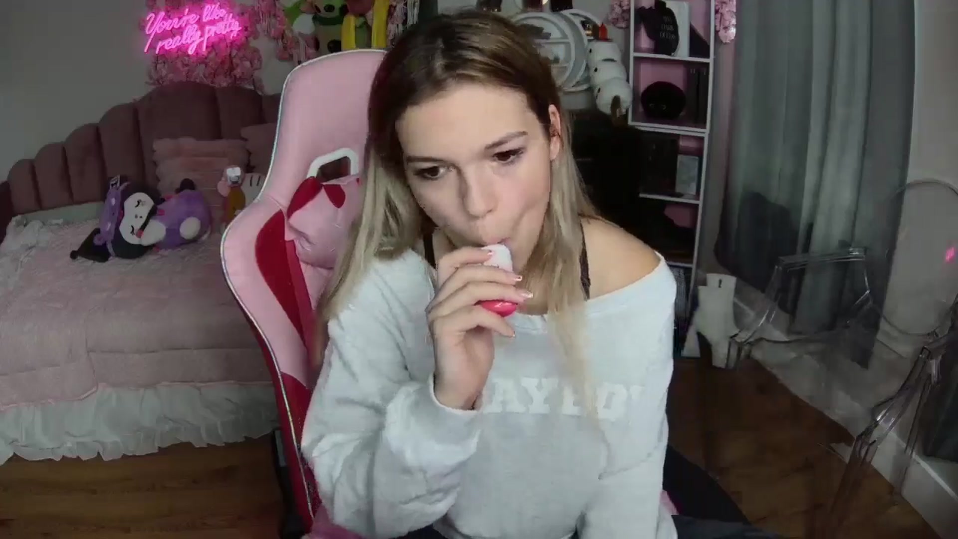 Gallery image thumbnail from Sarahsweets18's myfreecams stream on, 08/08/2024, 17:09 image 16 of 20
